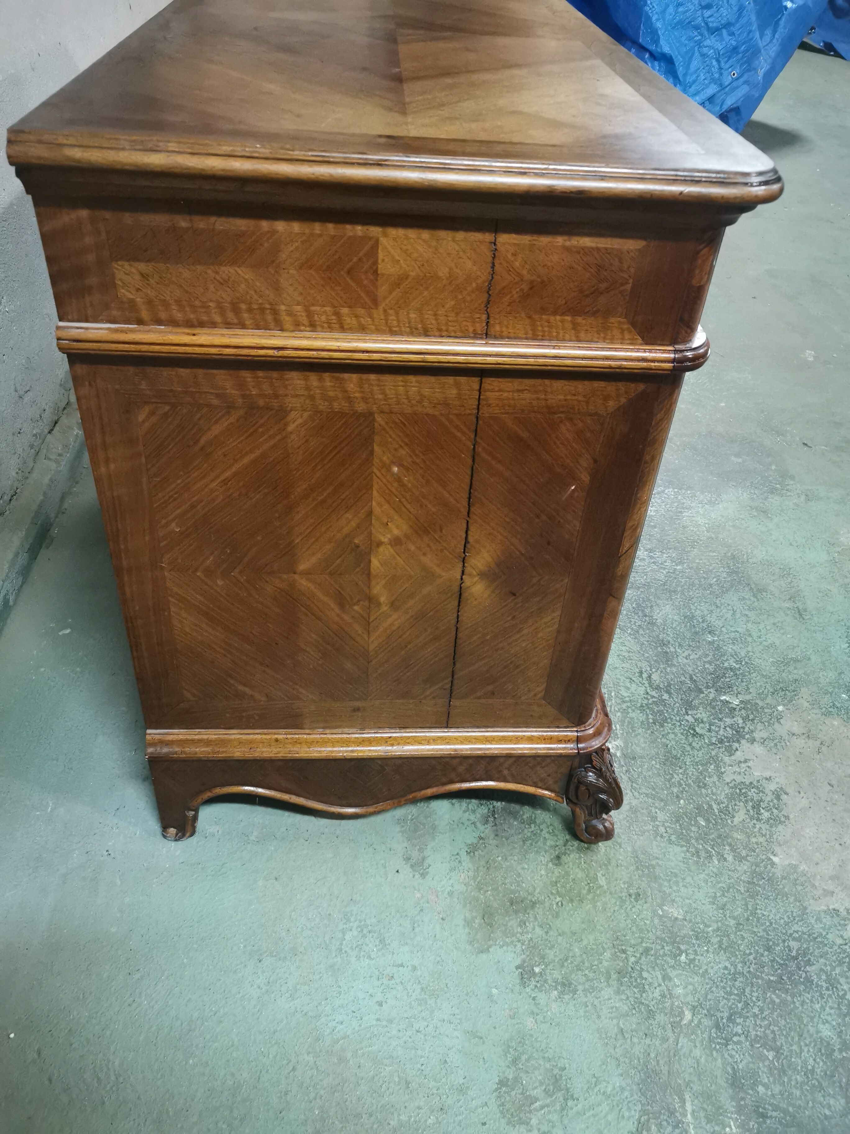 Commode à tiroirs style Louis XV en noyer et plaquée noyer