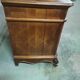 Commode à tiroirs style Louis XV en noyer et plaquée noyer