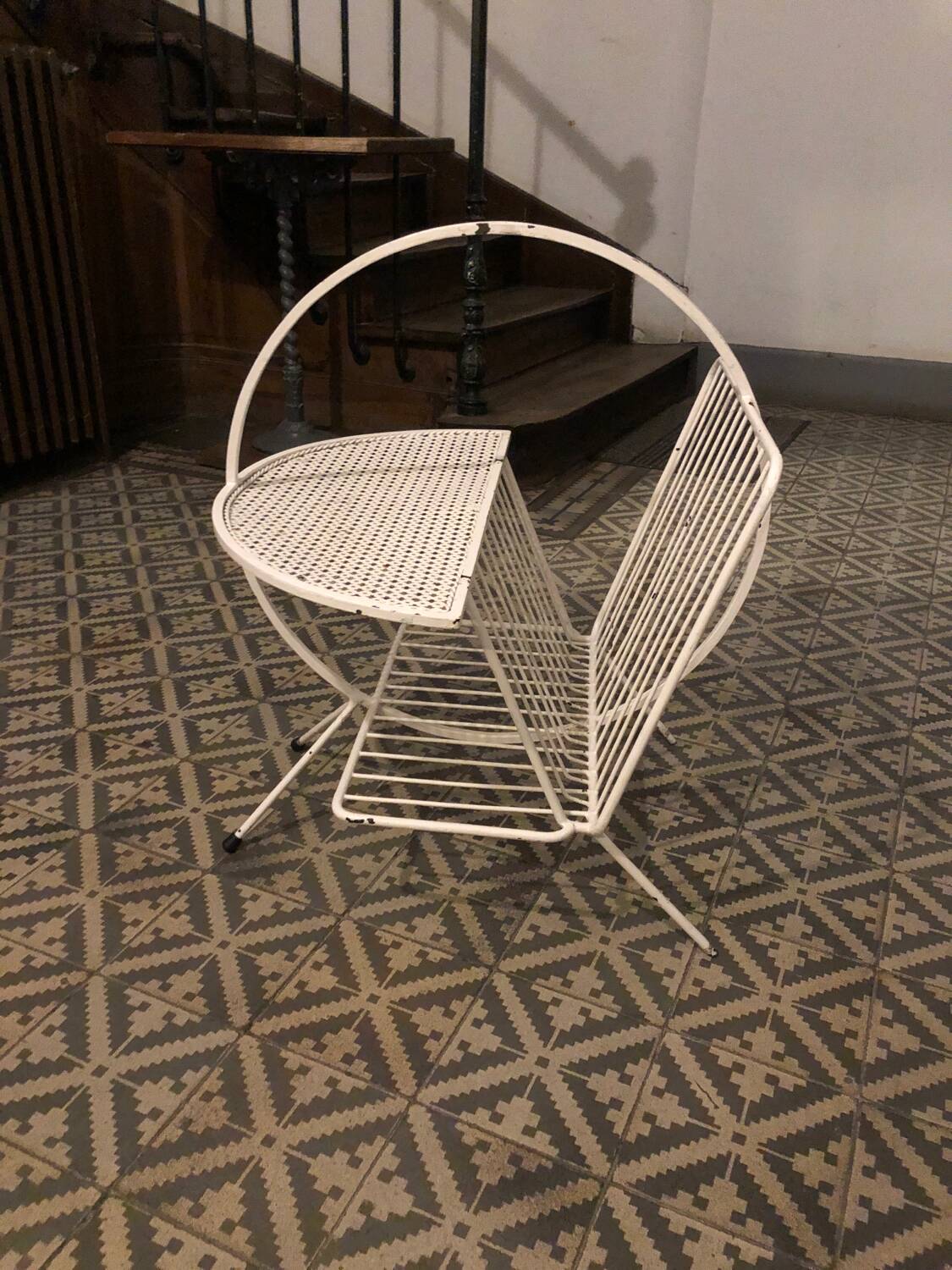 Mategot metal magazine rack