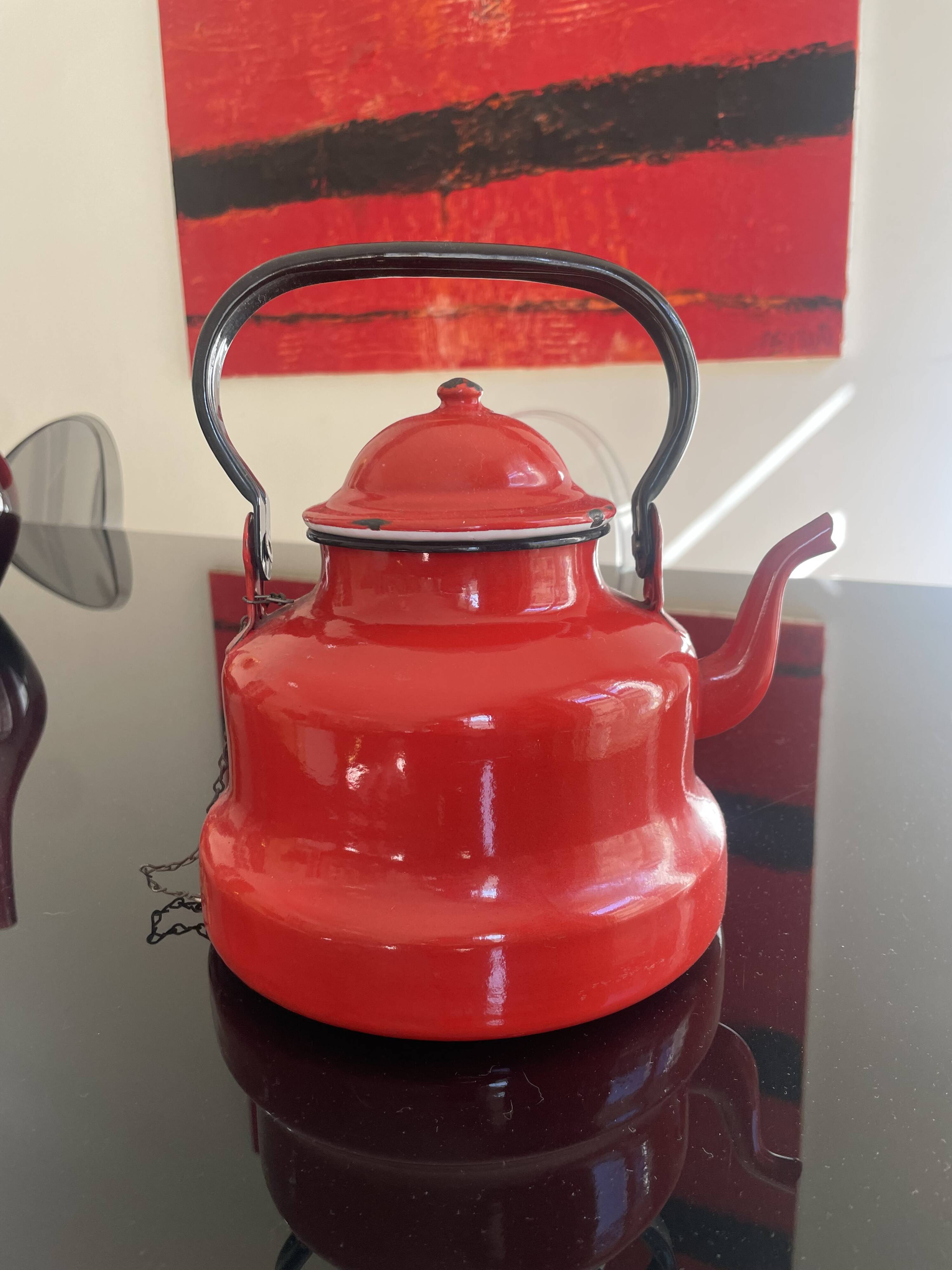 Red enamelled sheet metal kettle