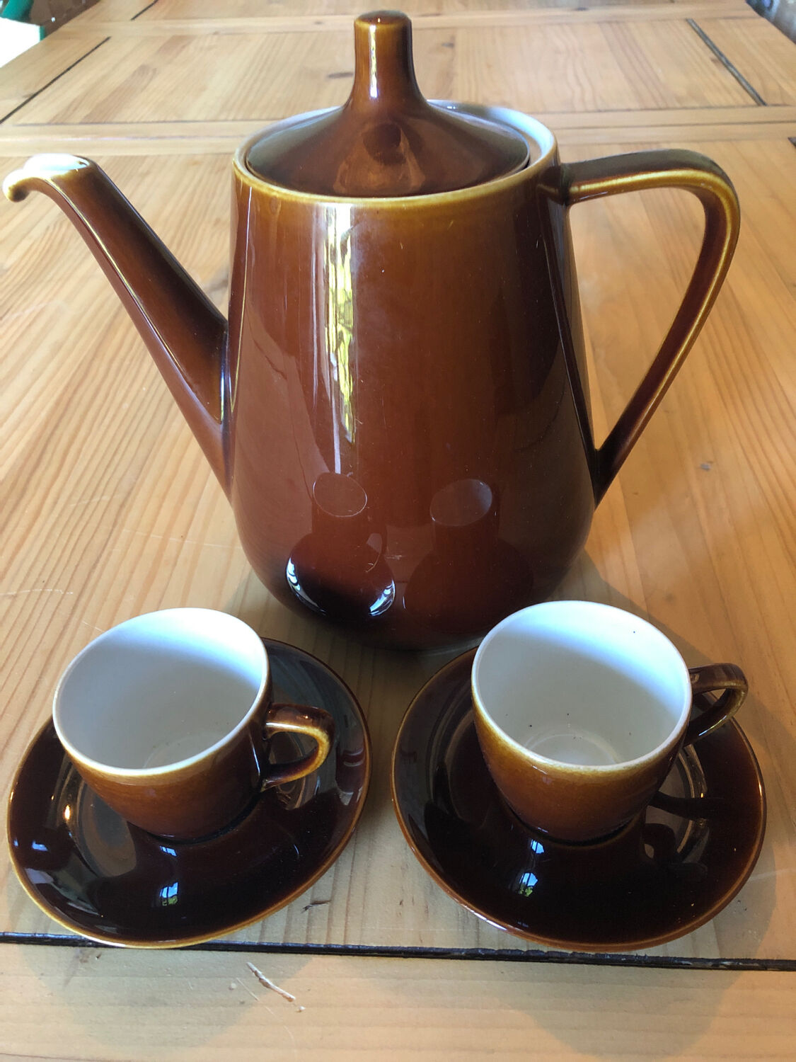 Villeroy and Boch coffee maker and 2 cups