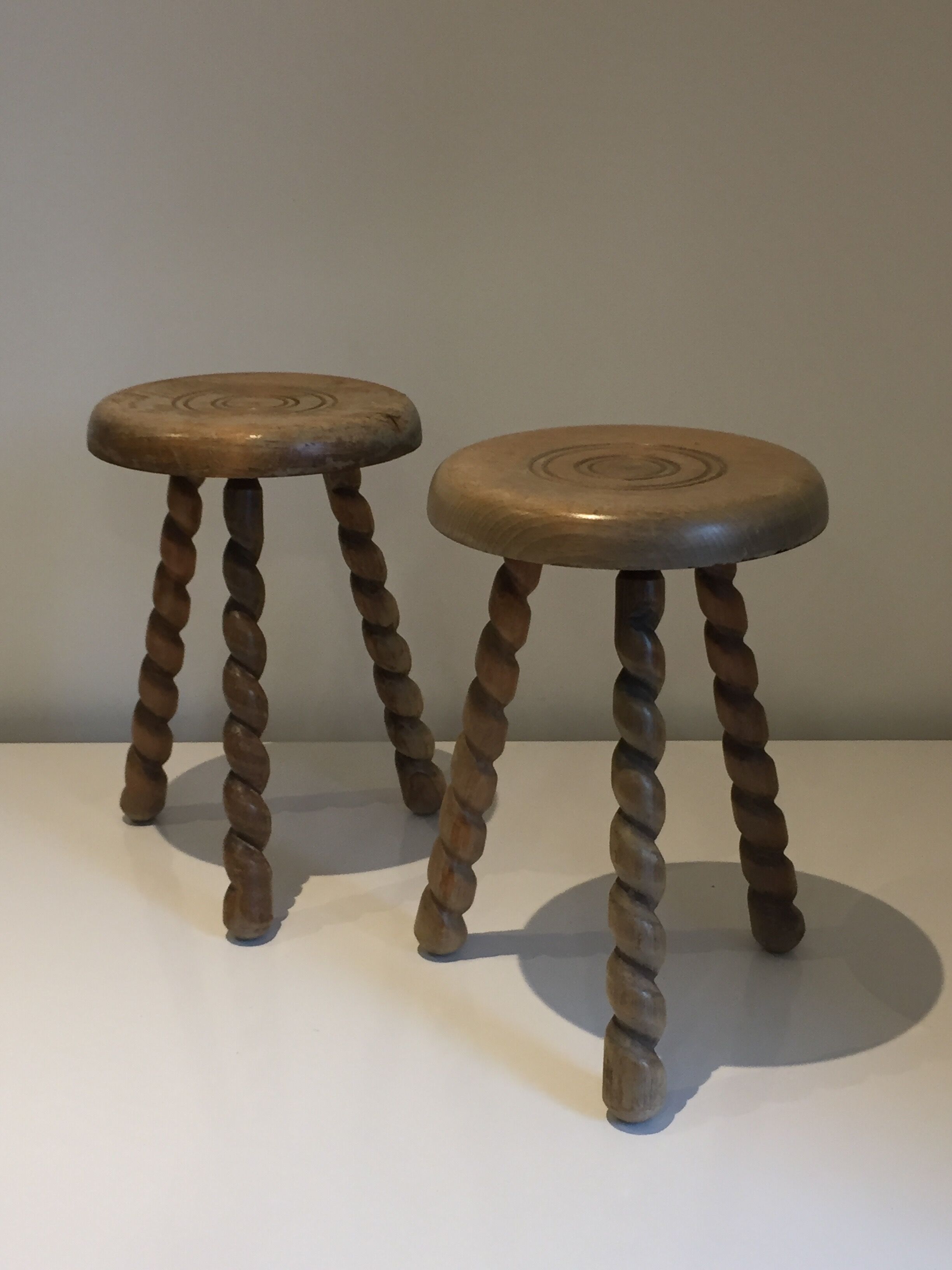 Paire de tabourets tripode en bois tourné français