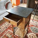 Table de chevet ancienne en bois avec plateau en marbre