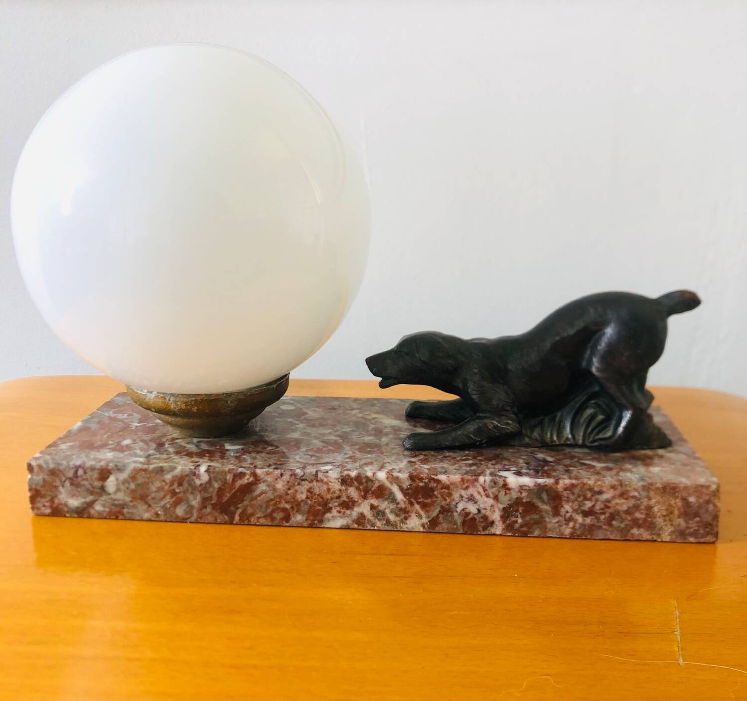 Lampe Art déco globe en opaline blanche et chien de chasse