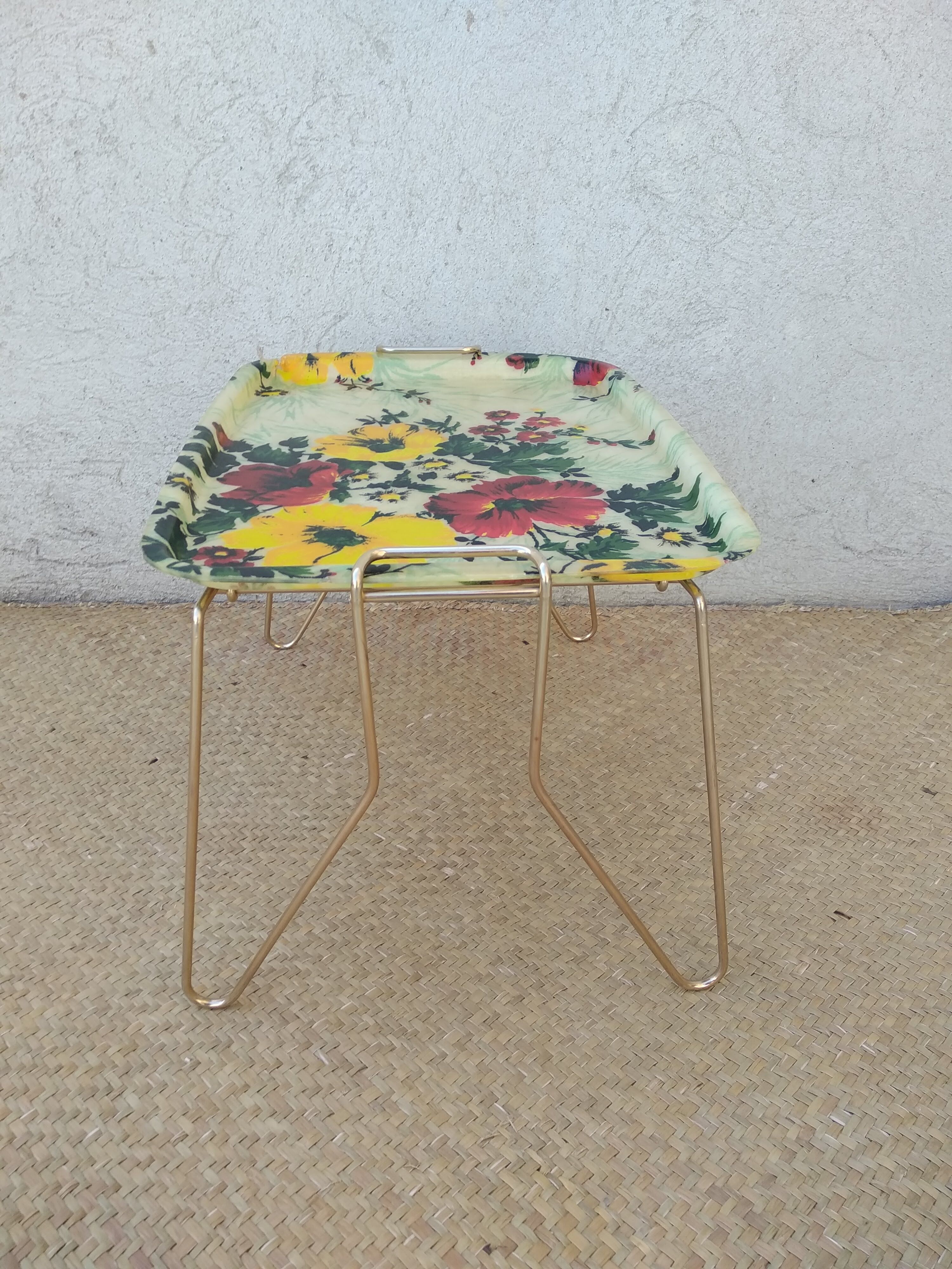 Plateau en fibre de verre et son support en métal doré Vintage Années 60