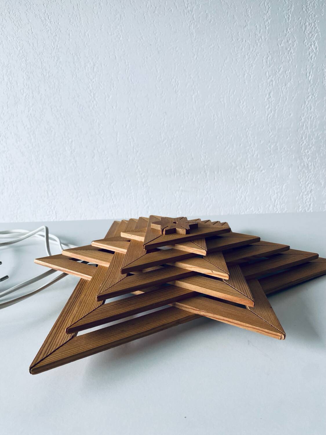 Luminous wooden wall star