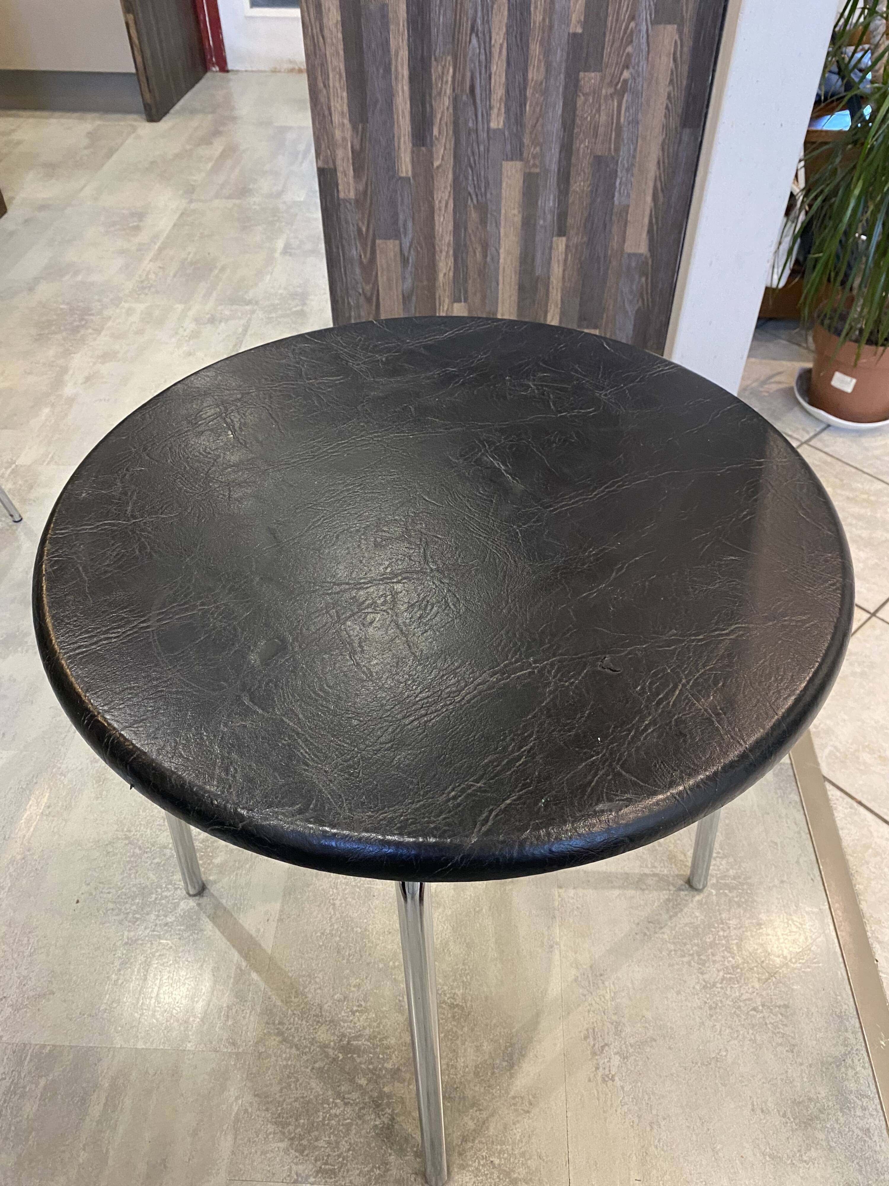 Table d’appoint chrome et skai noir vintage style Bauhaus vintage 1970