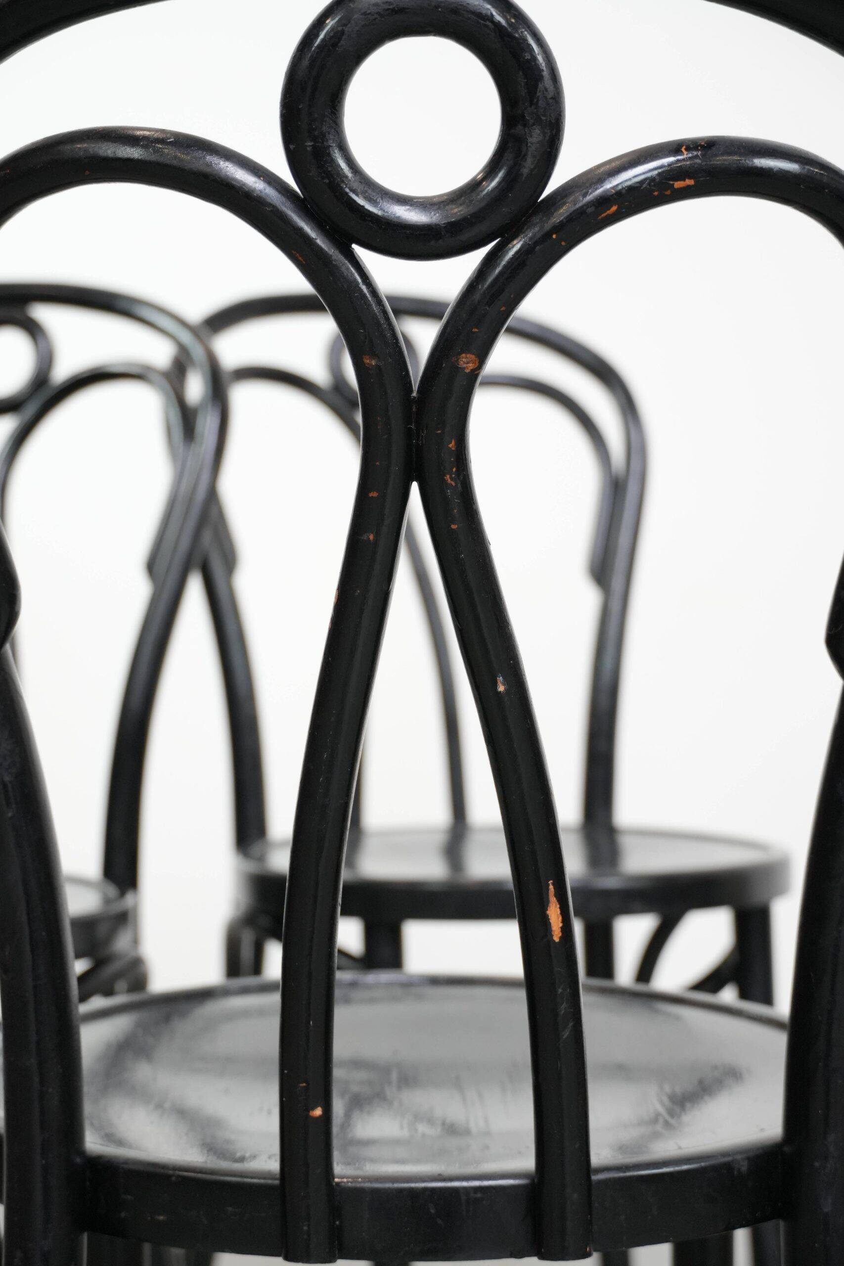 Ensemble de 4 chaises de bistrot noires de style Thonet vintage