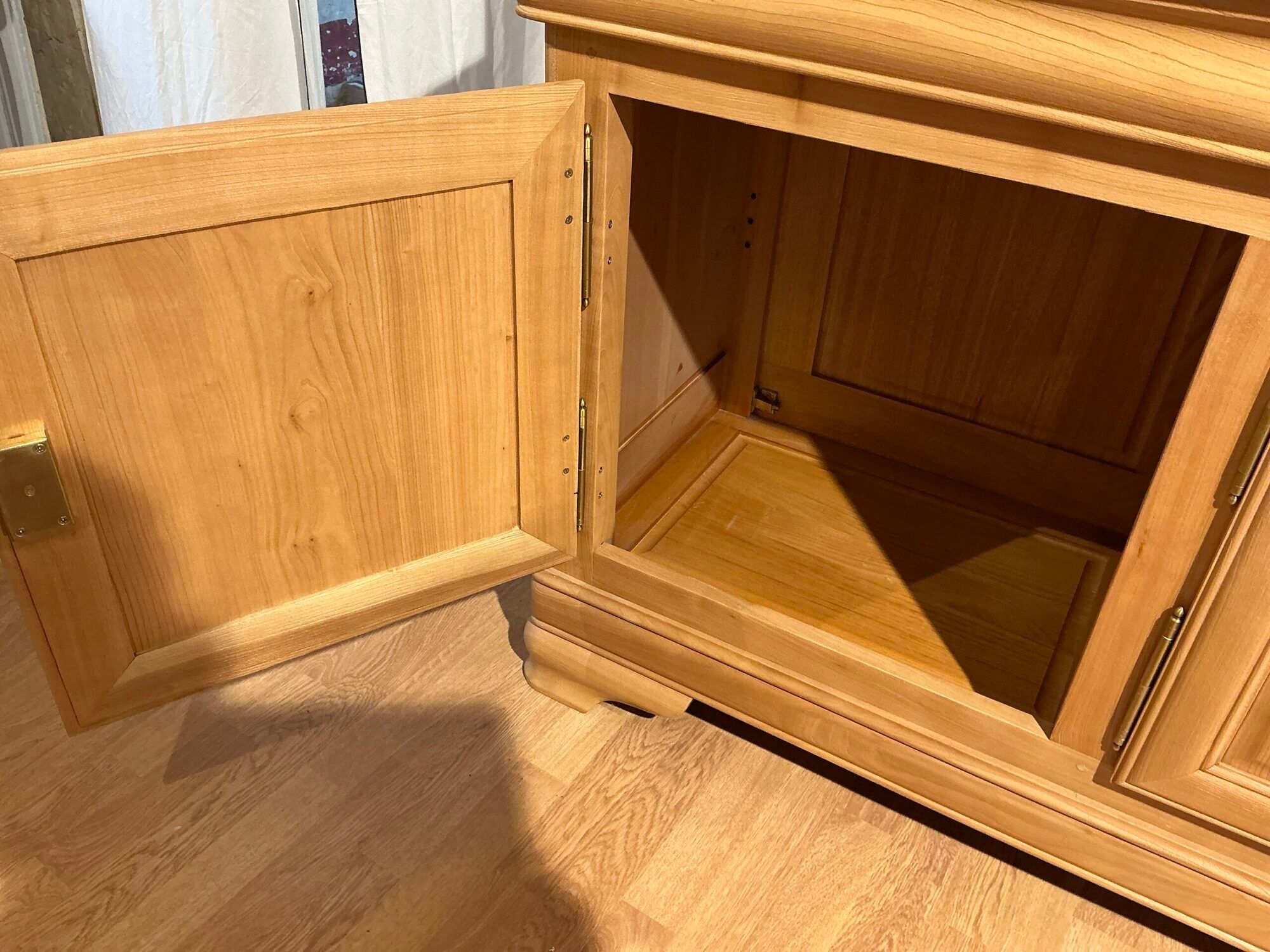 Display cabinet in solid cherry wood