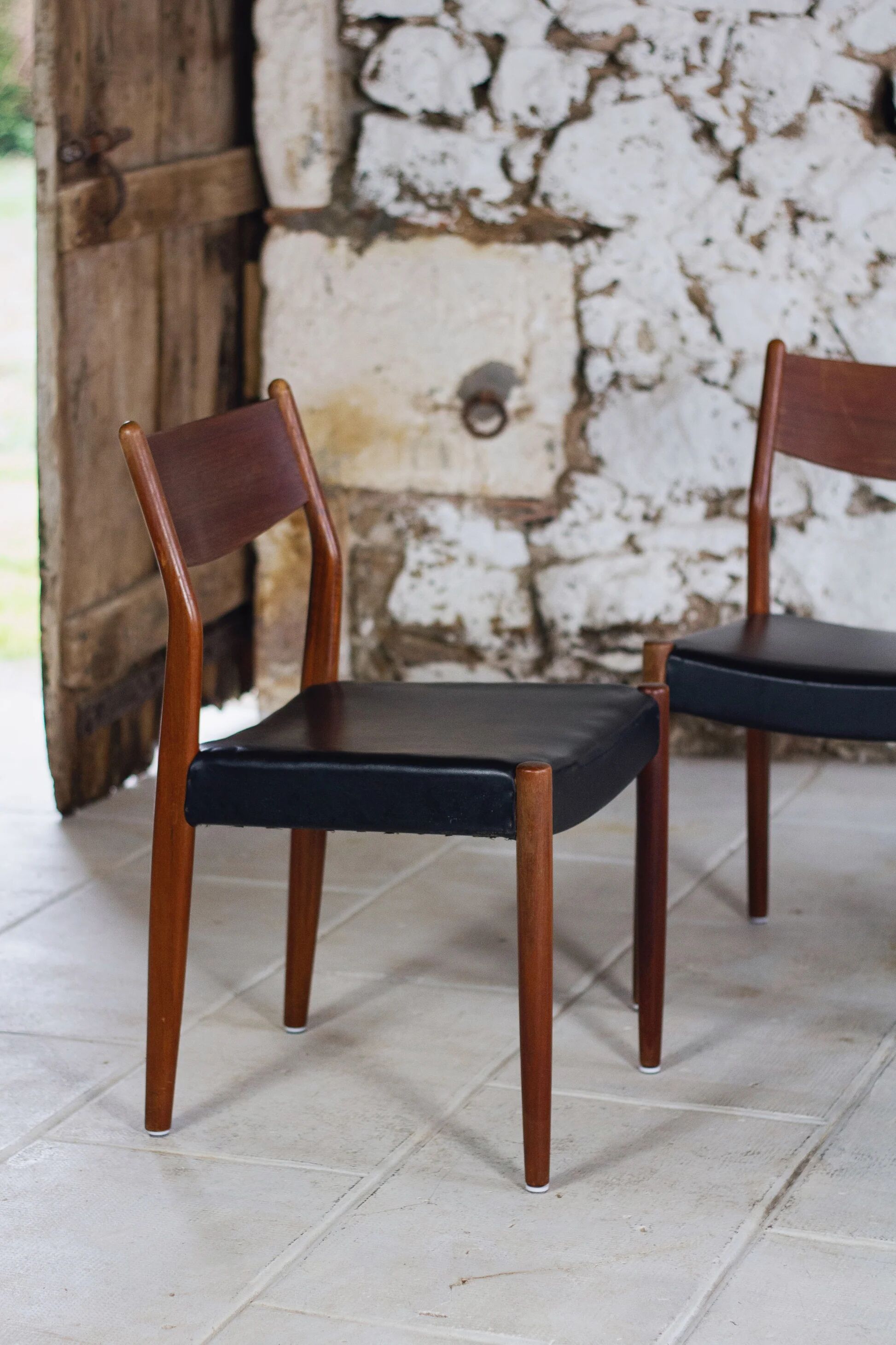 4 Scandinavian Fristho Franeker chairs in teak and faux leather, 1960.