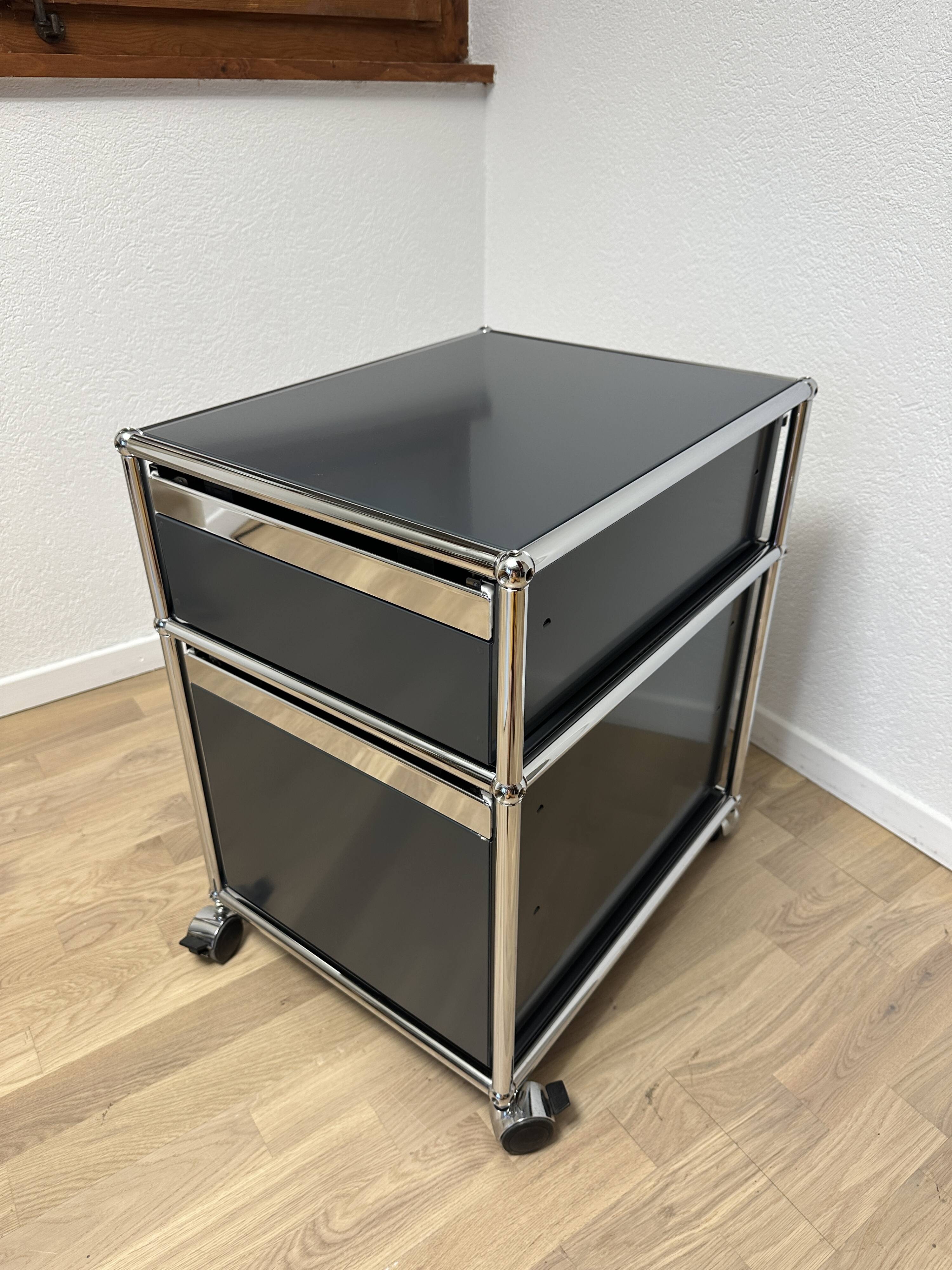 USM Haller wheeled cabinet in Anthracite Grey