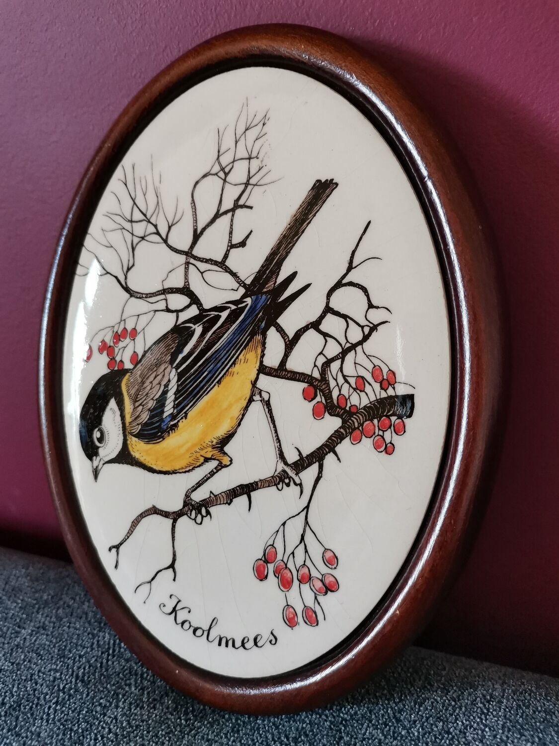 Oval frame bird