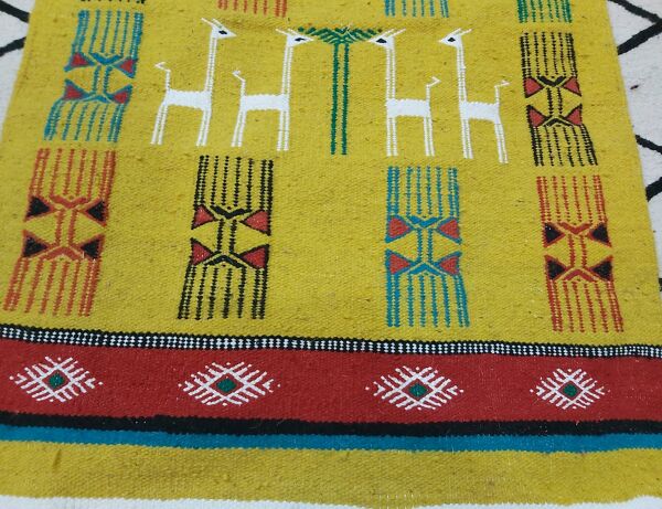 Tapis couleur moutarde à motifs gazelles style berbère