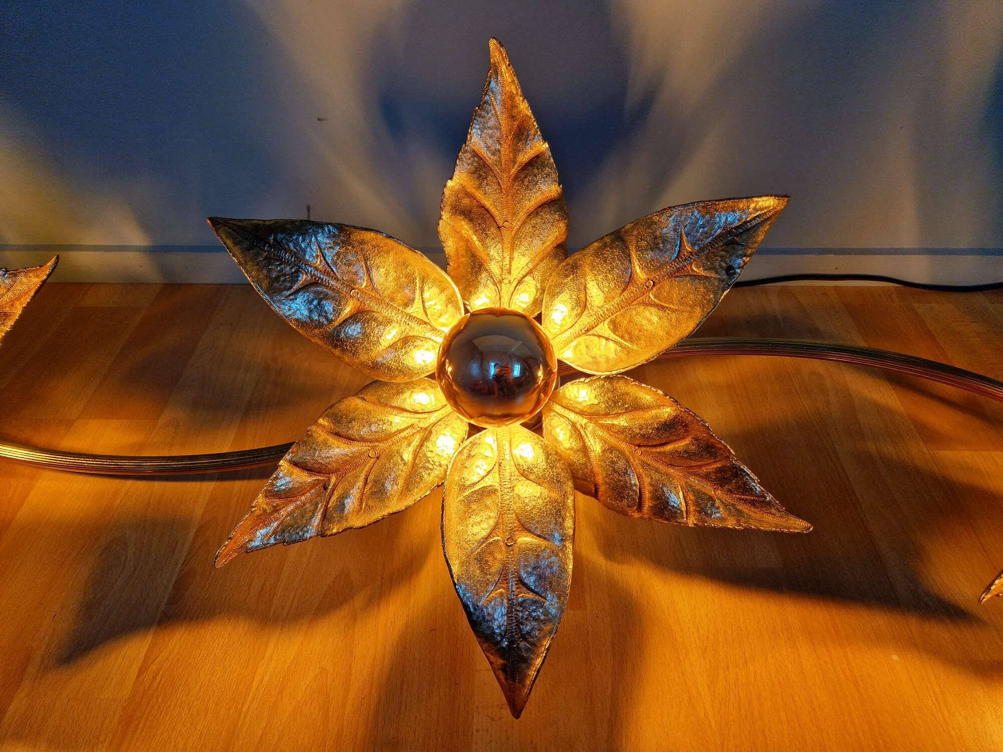 Large floral wall sconce in brass and gilded metal, Willy Daro, 1970.