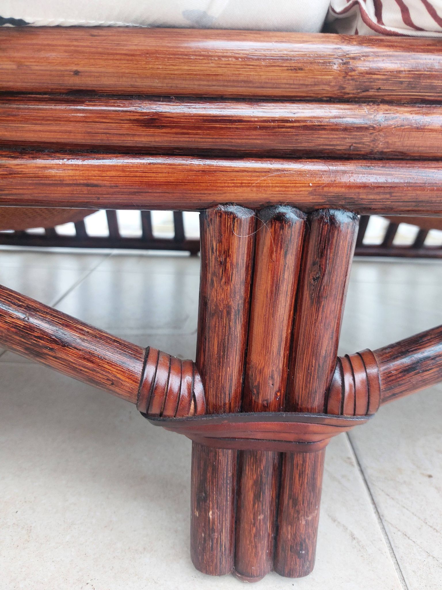 Vintage salon Maison Maugrion in rattan with leather and feather finishes.
