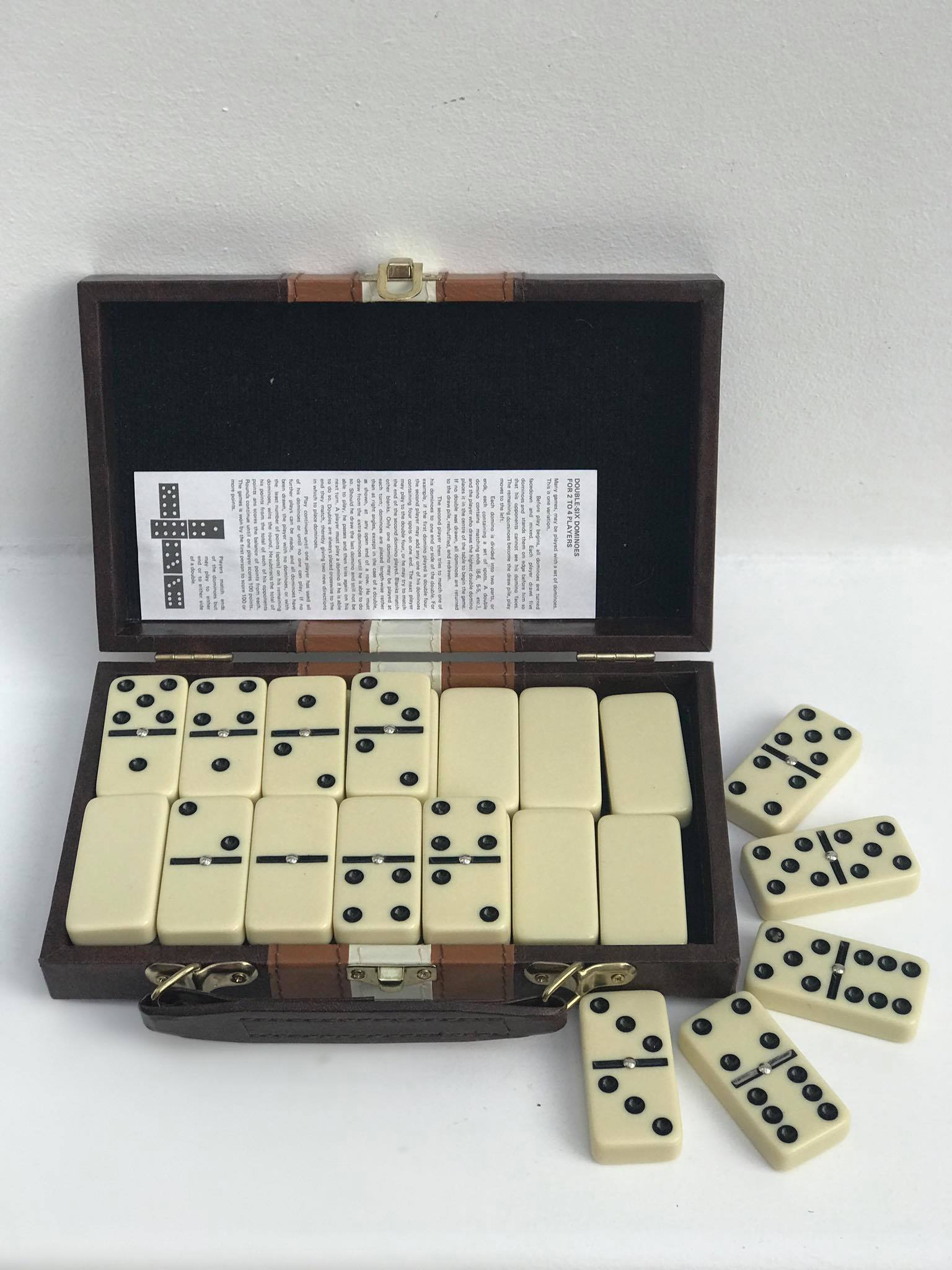 Game of dominos vintage compact travel