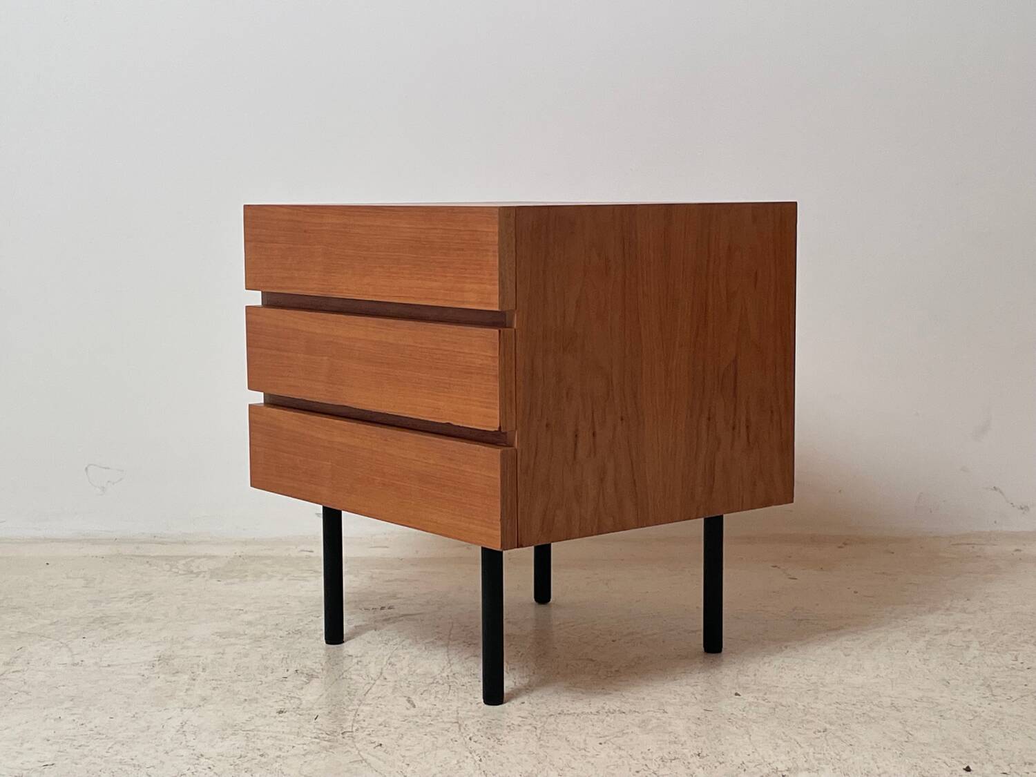 Pair of teak chests of drawers from the 1950s.