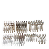Un service de couverts 81 pièces.