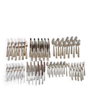 A cutlery set of 81 pieces.