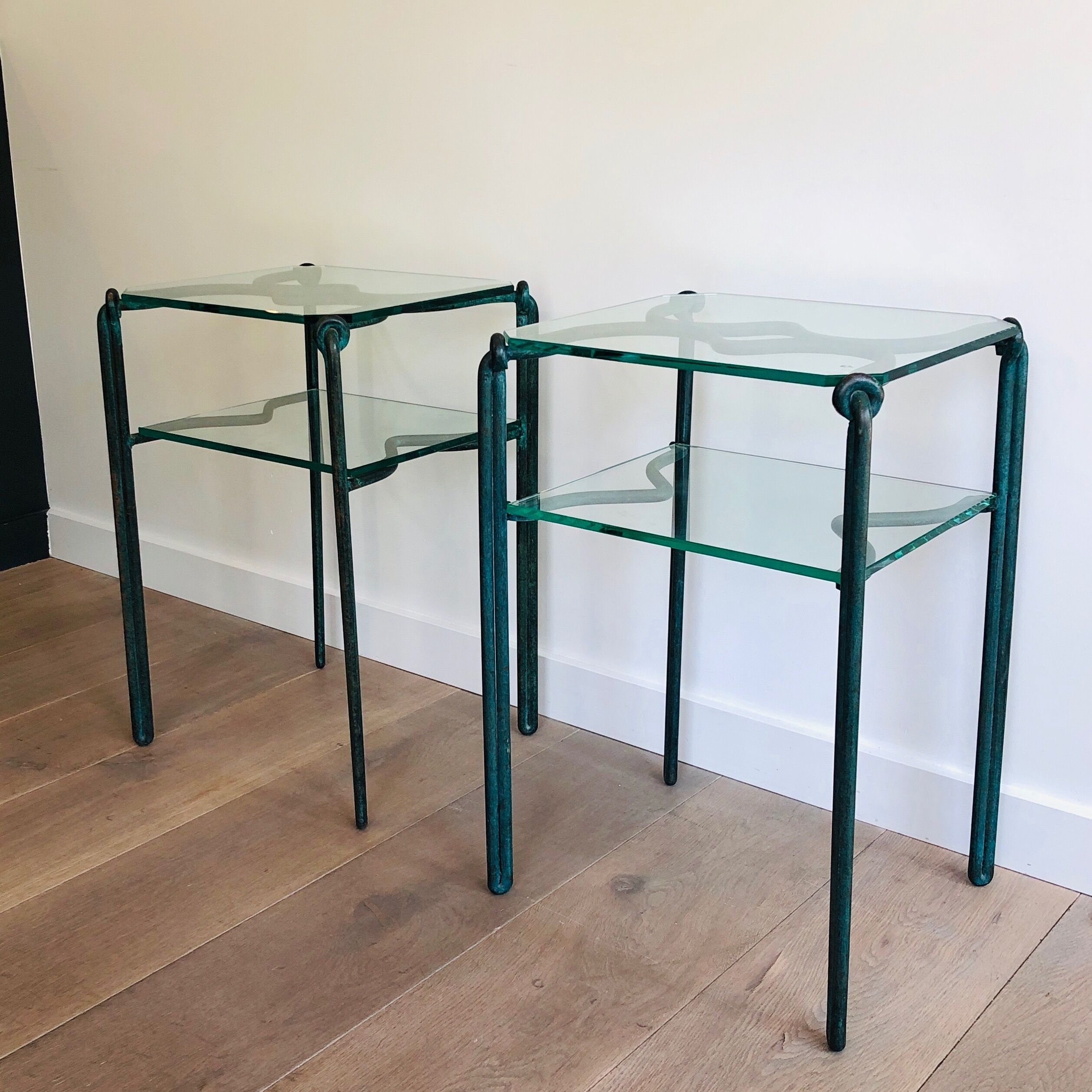 Paire de bouts de canapé en fer forgé et plateaux de verre
