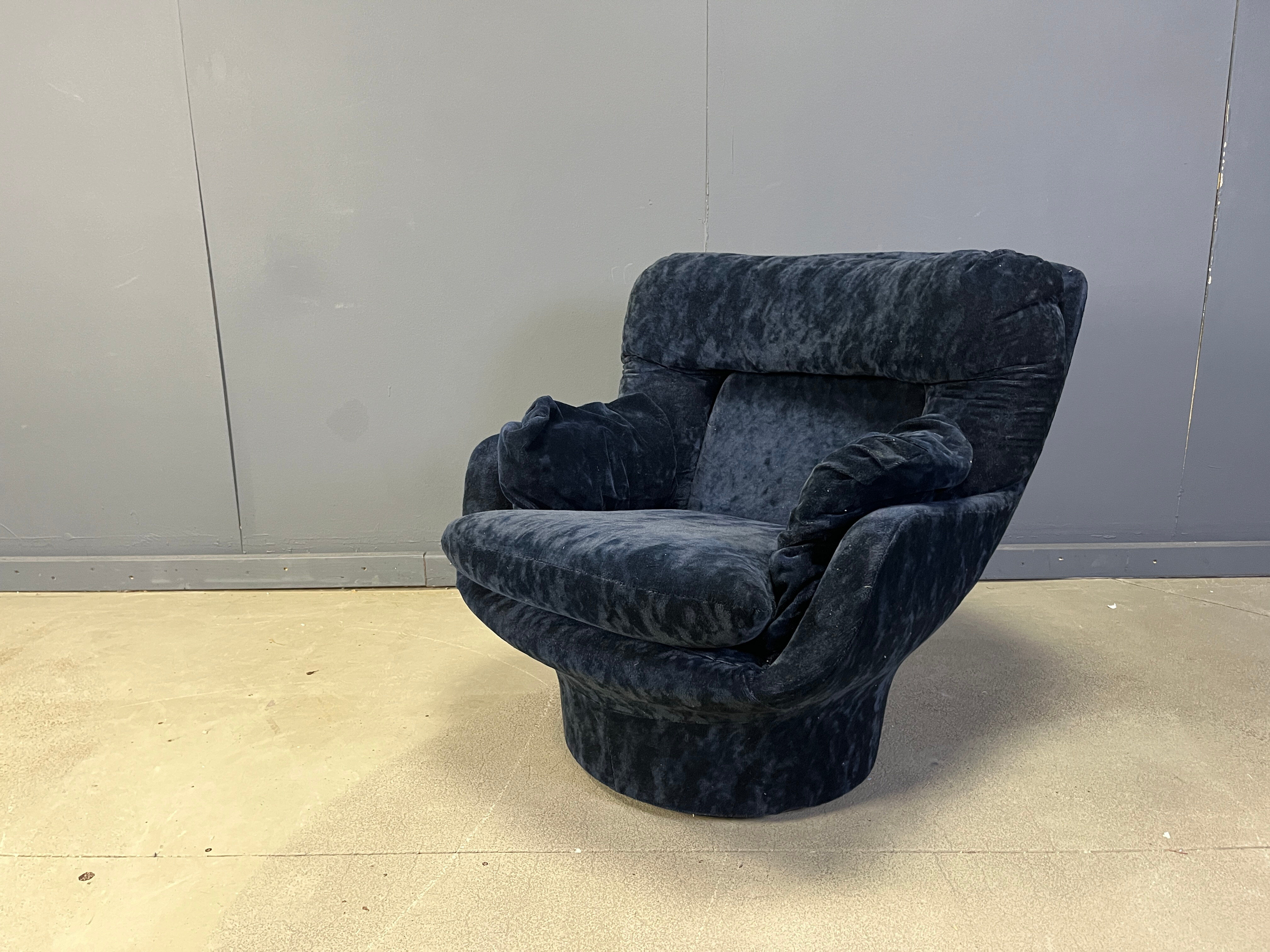Blue velvet lounge chair 'Karate' by Michel Cadestin, France 1970s