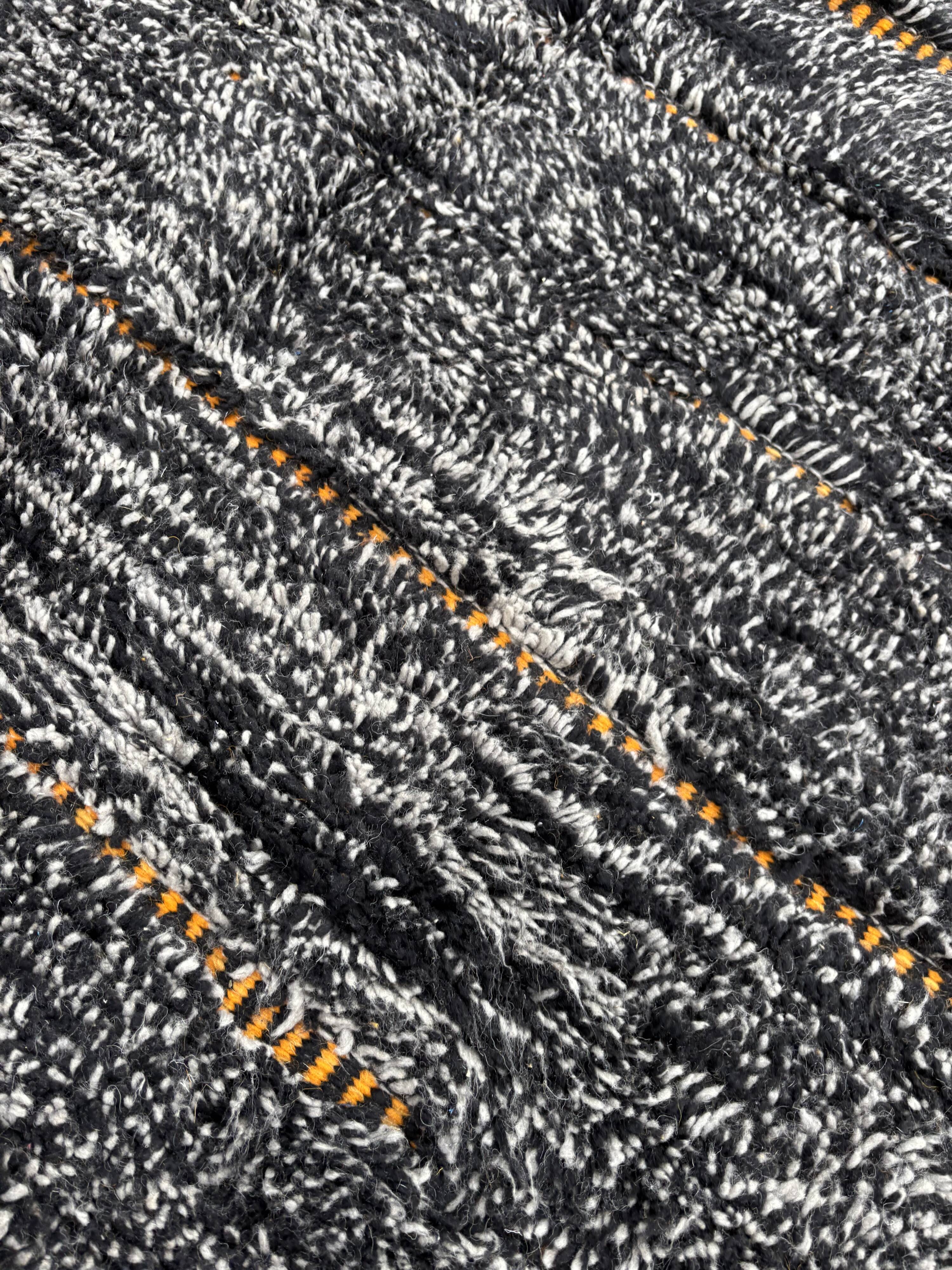 tapis Marocain berbere  Mrirt noir et orange fait main en laine