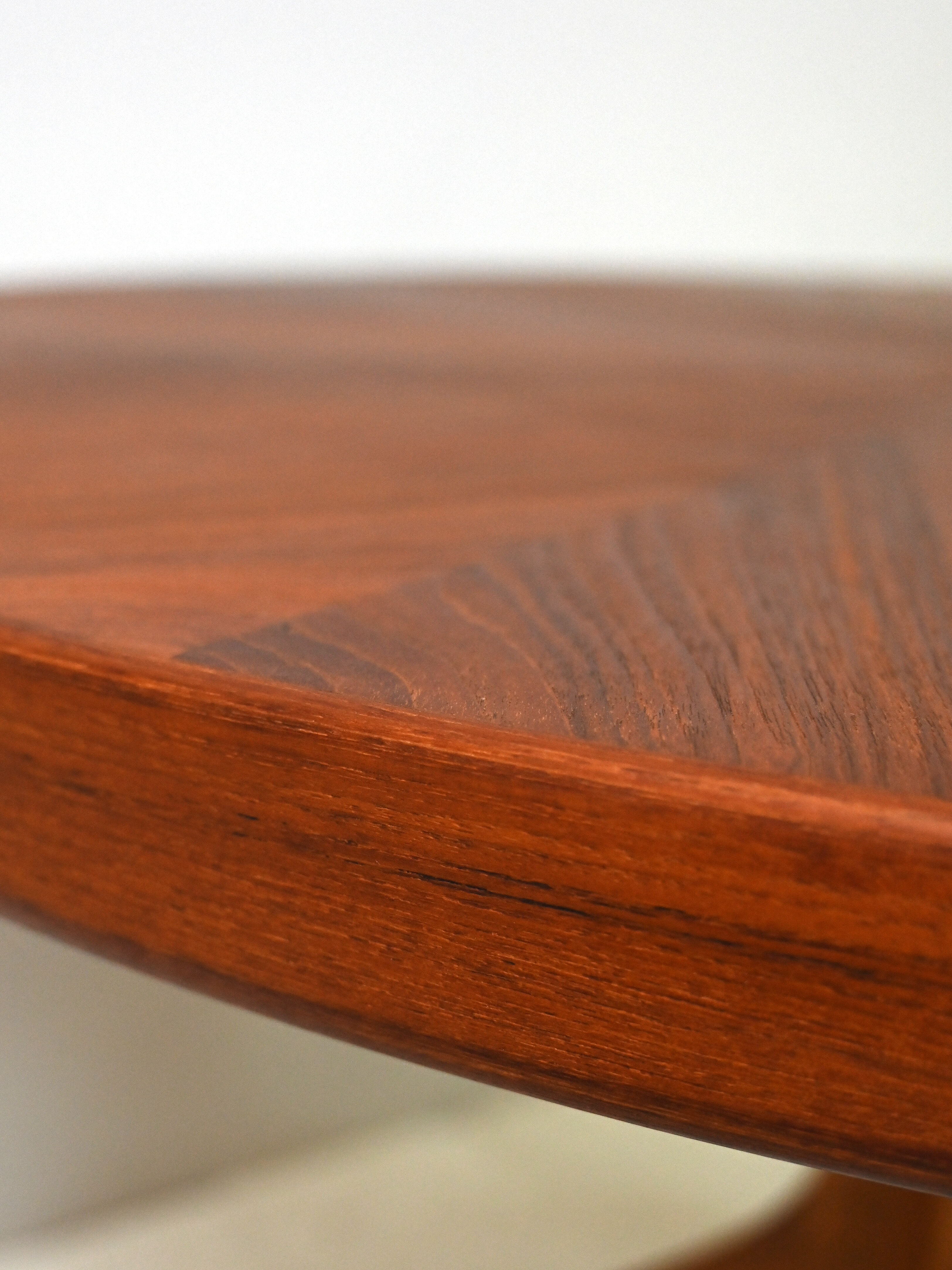 Scandinavian extending table by David Rosen