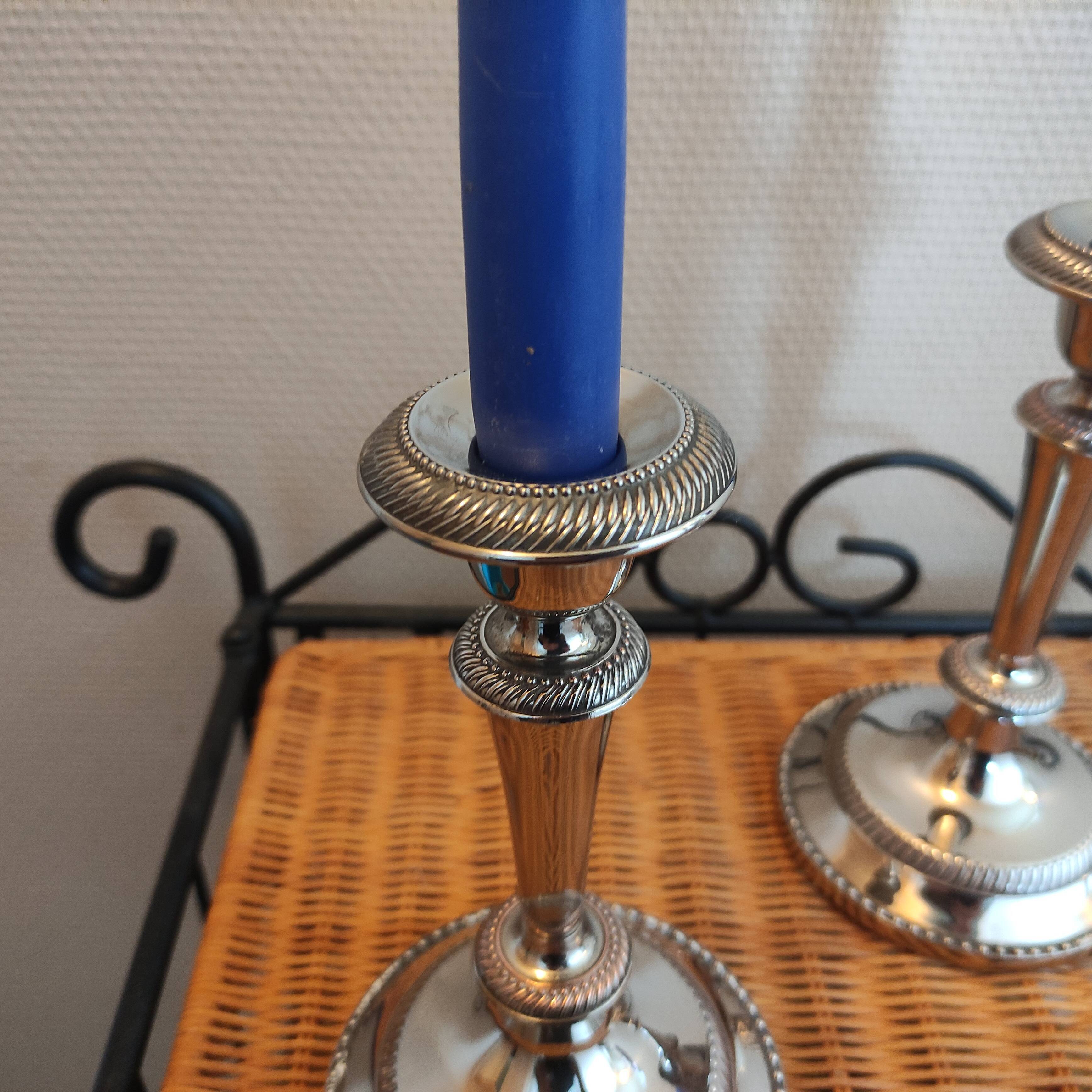 Paire de bougeoirs en métal argenté
