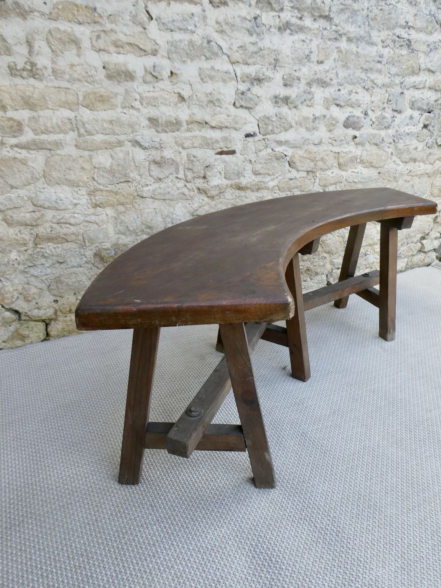 Banc courbe en bois massif, années 70