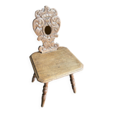 Chaise sculptée en bois