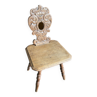 Chaise sculptée en bois