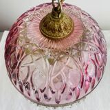 Suspension ancienne en verre rose avec pampilles.
