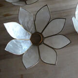 Lustre laiton et fleurs en pétales de nacre