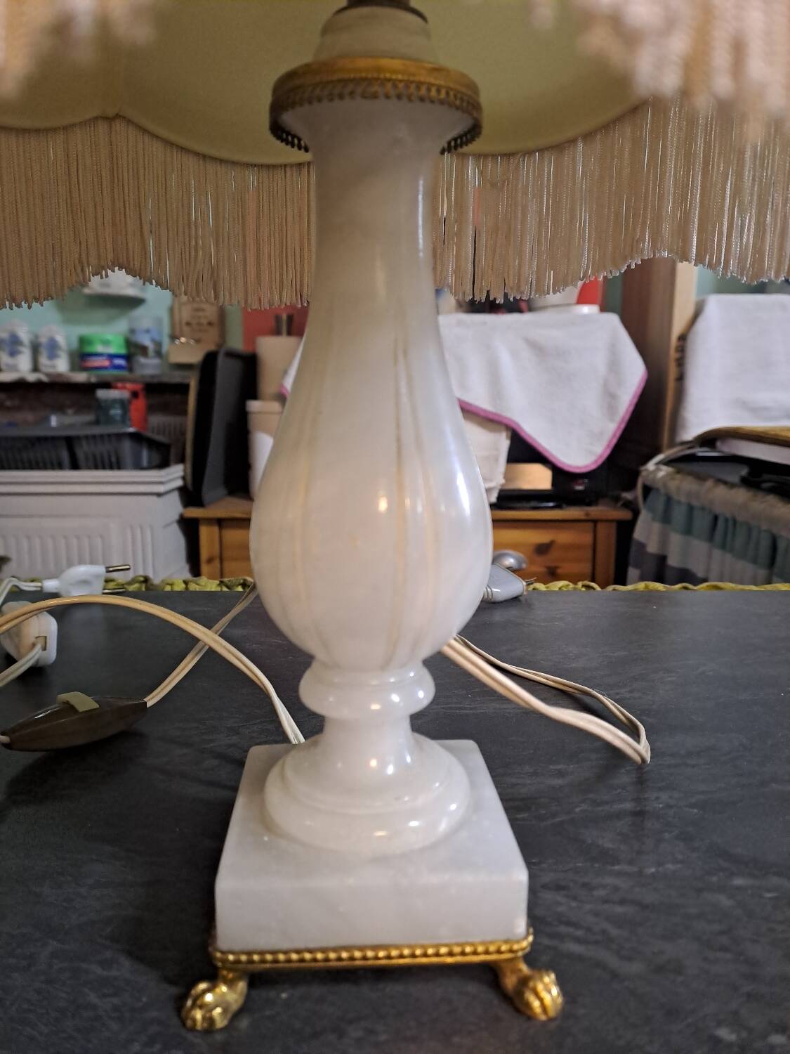 2 bedside lamps in white alabaster with lampshades.