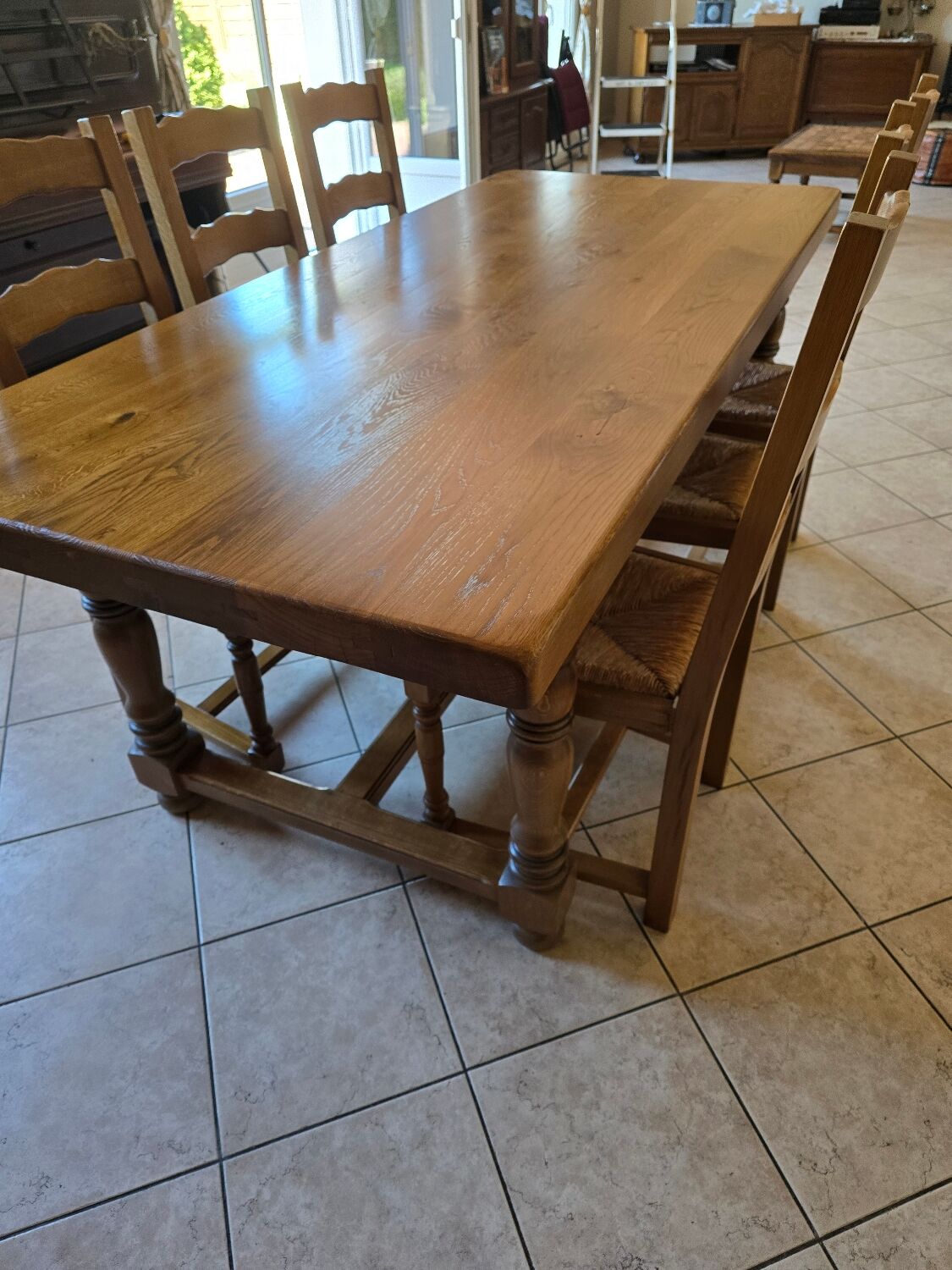 Dining table in solid oak with chairs.