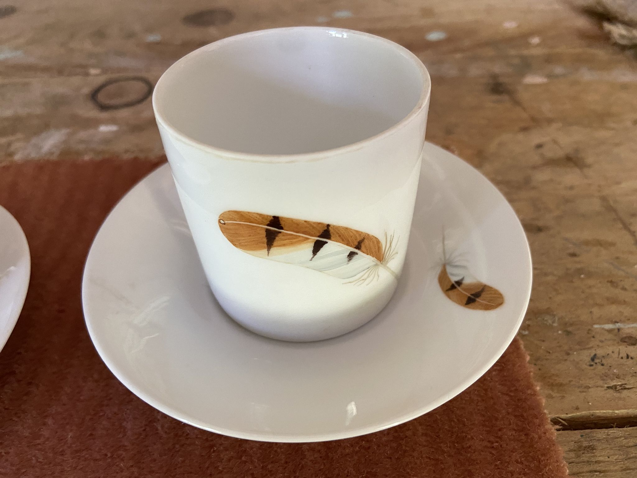 Deux tasses en porcelaine monastiques