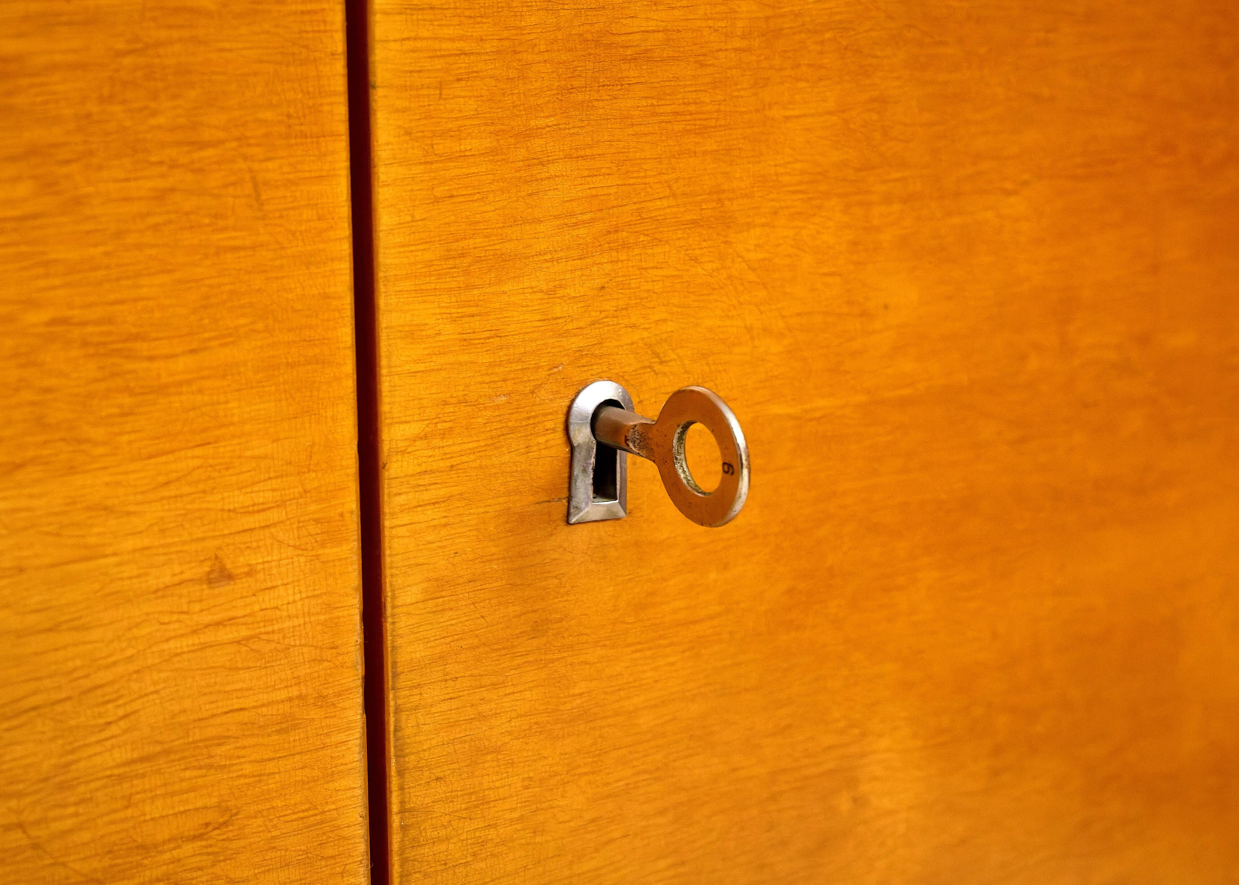 Armoire à deux portes de Mojmír Požár pour UP Závody, Tchécoslovaquie, années 1960.