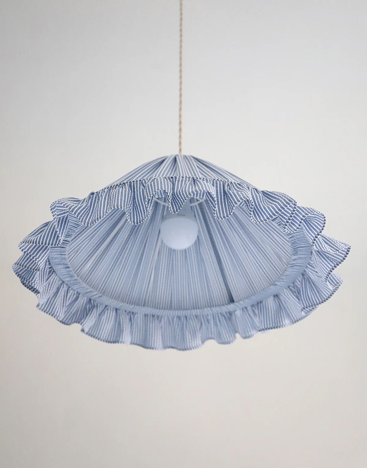 Conical suspension with fine stripes and Emilia "marina" shade.
