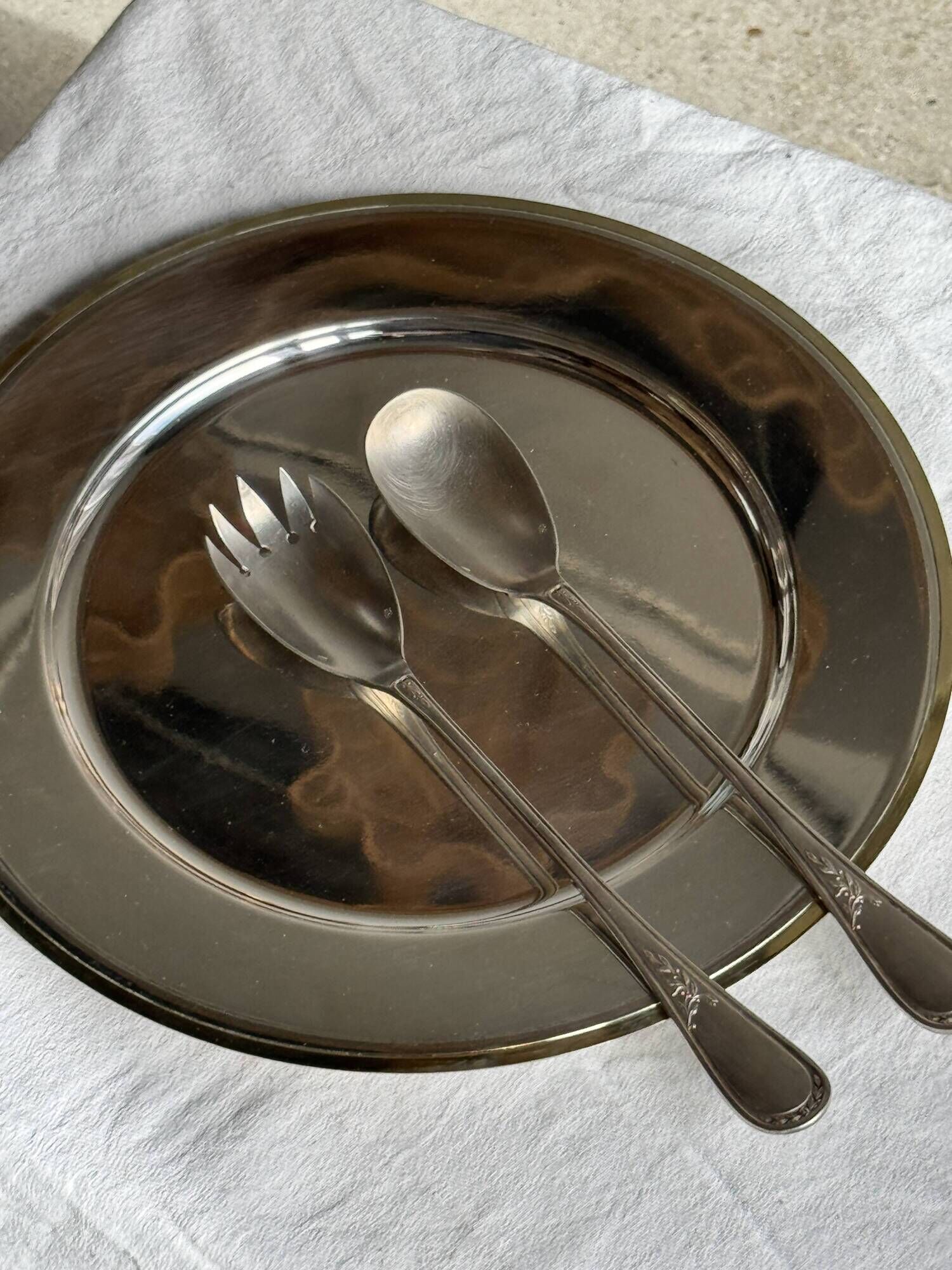 Round silver-plated tray with a wide gold border D30 H2