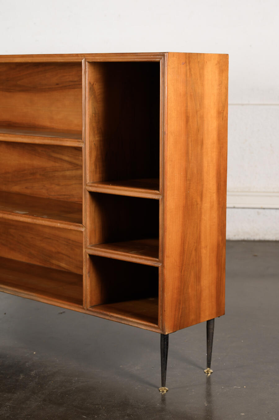 Bibliothèque sur pieds en bois