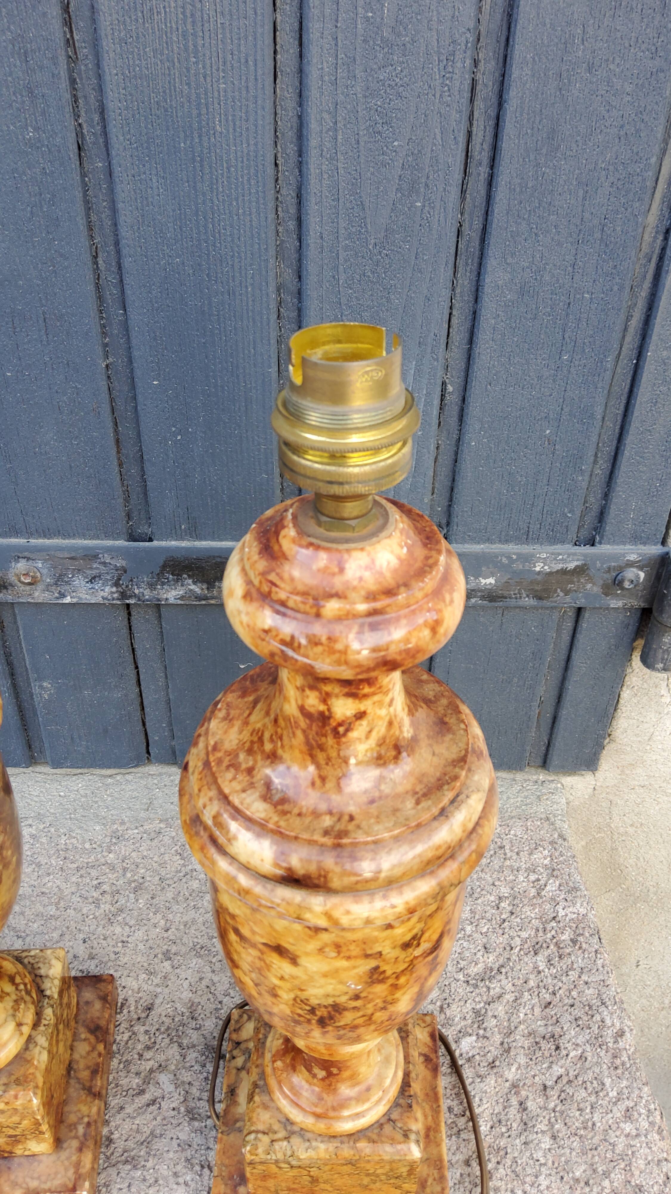 Paire de pieds de lampes des années 70 en albâtre