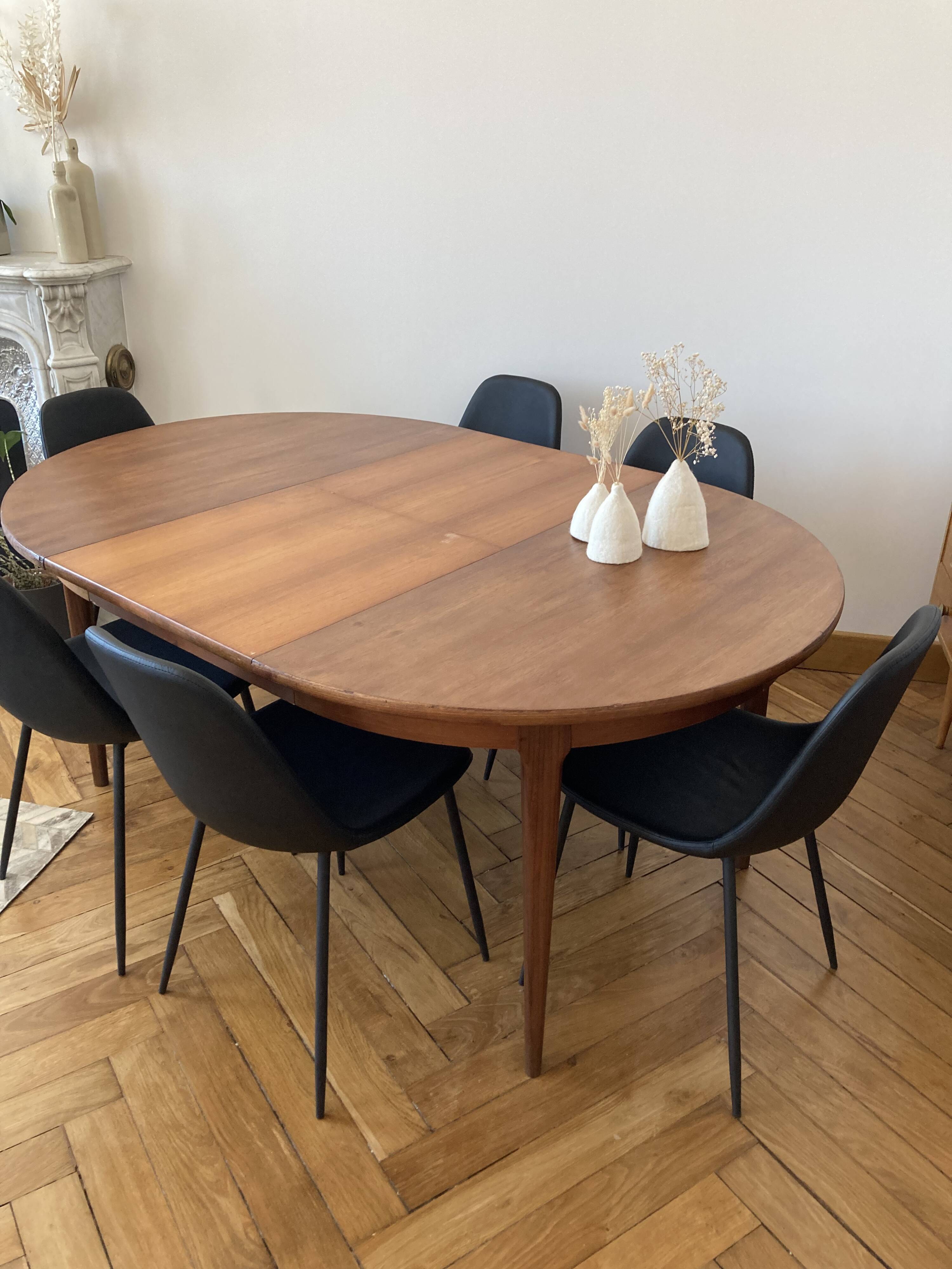 Extendable Scandinavian table