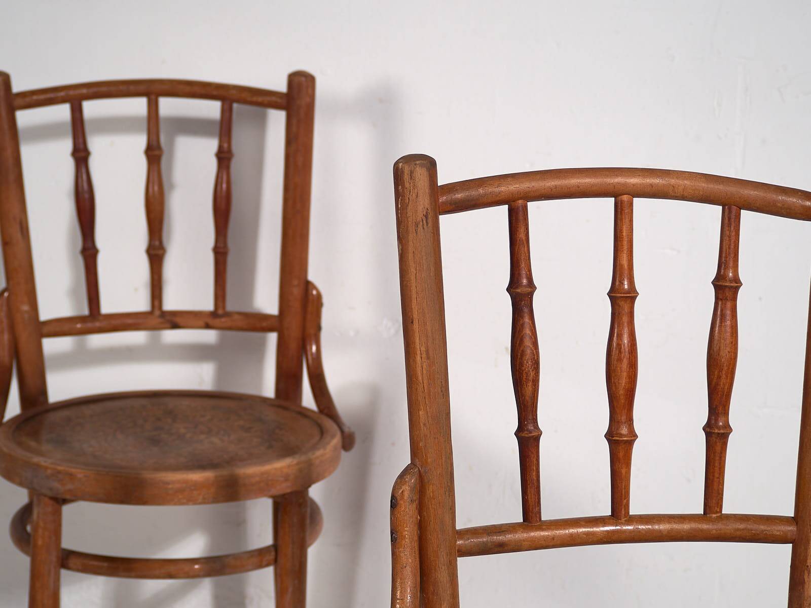 Anciennes chaises Thonet avec assise gravée (c.1920). Ensemble de 2 pièces