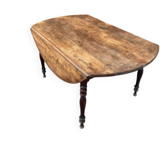 Rustic round table salon