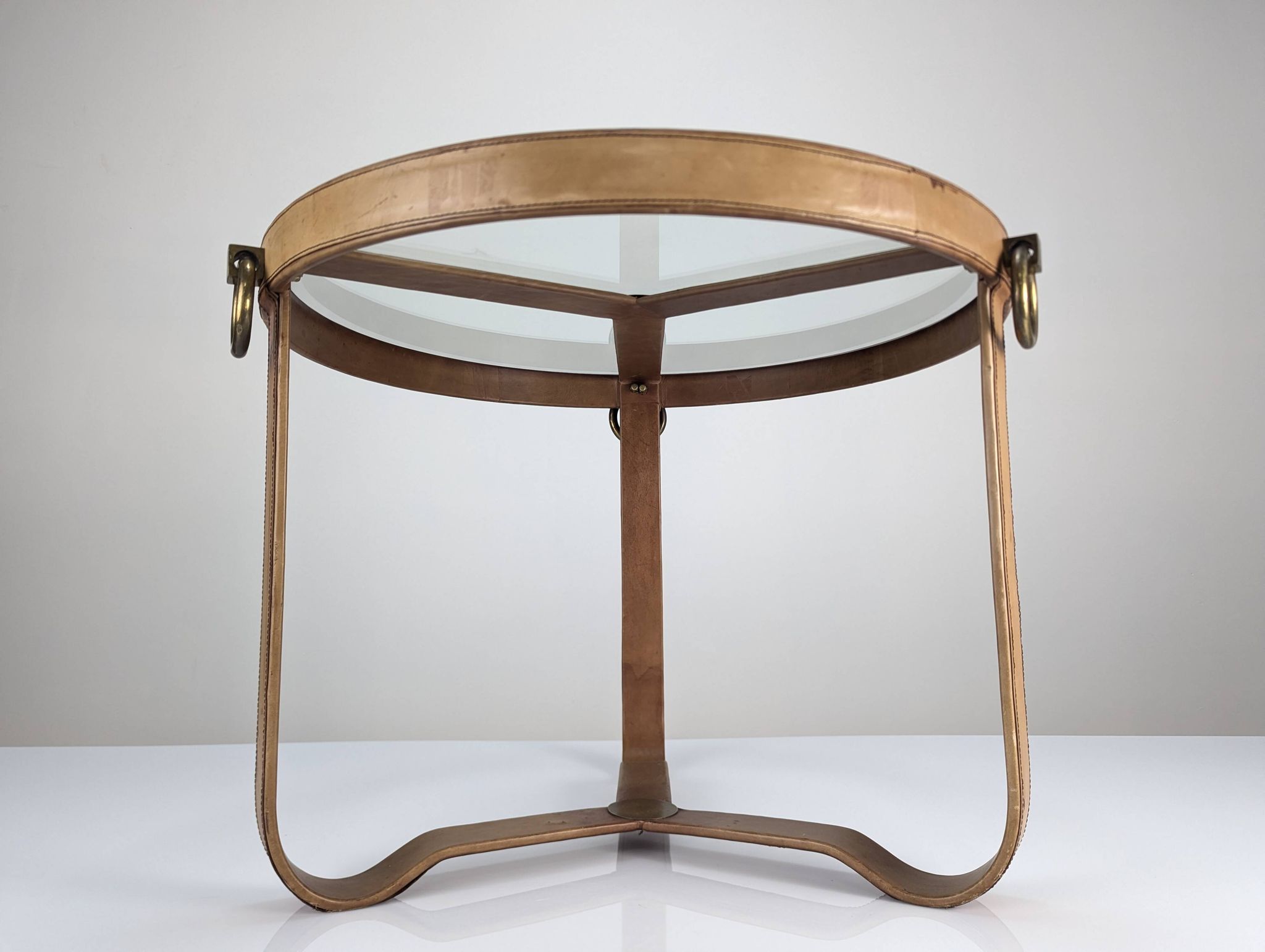 Table basse en laiton et cuir surpiqué