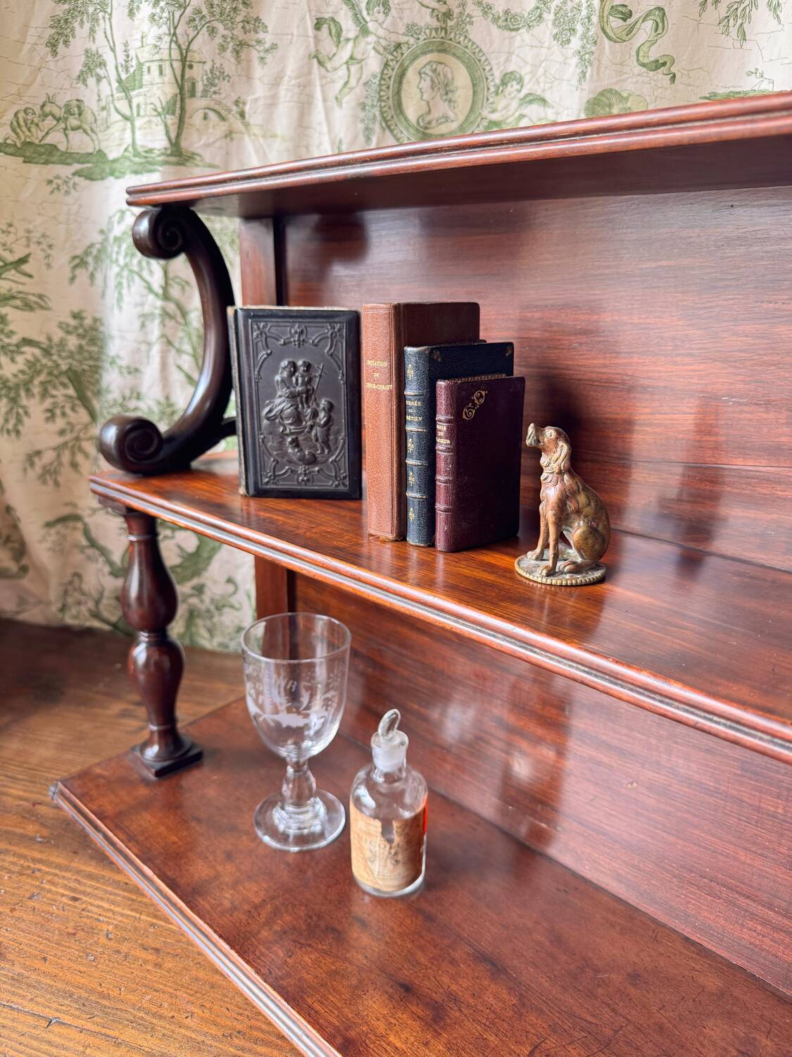 Elegant Victorian mahogany wall shelf. Late 19th century.