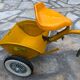 Tricycle jaune  avec godet rabattable