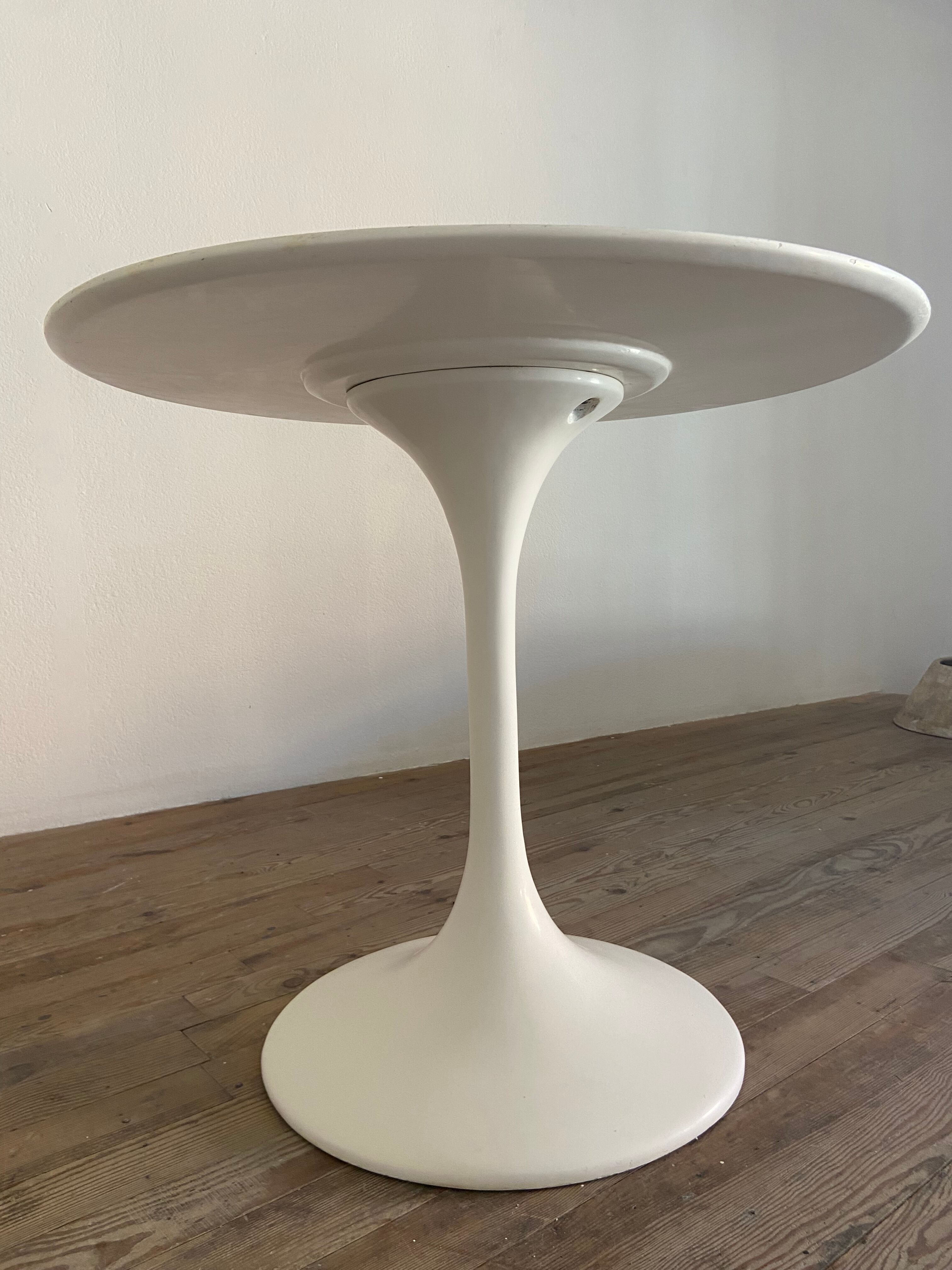 Vintage tulip table 1970