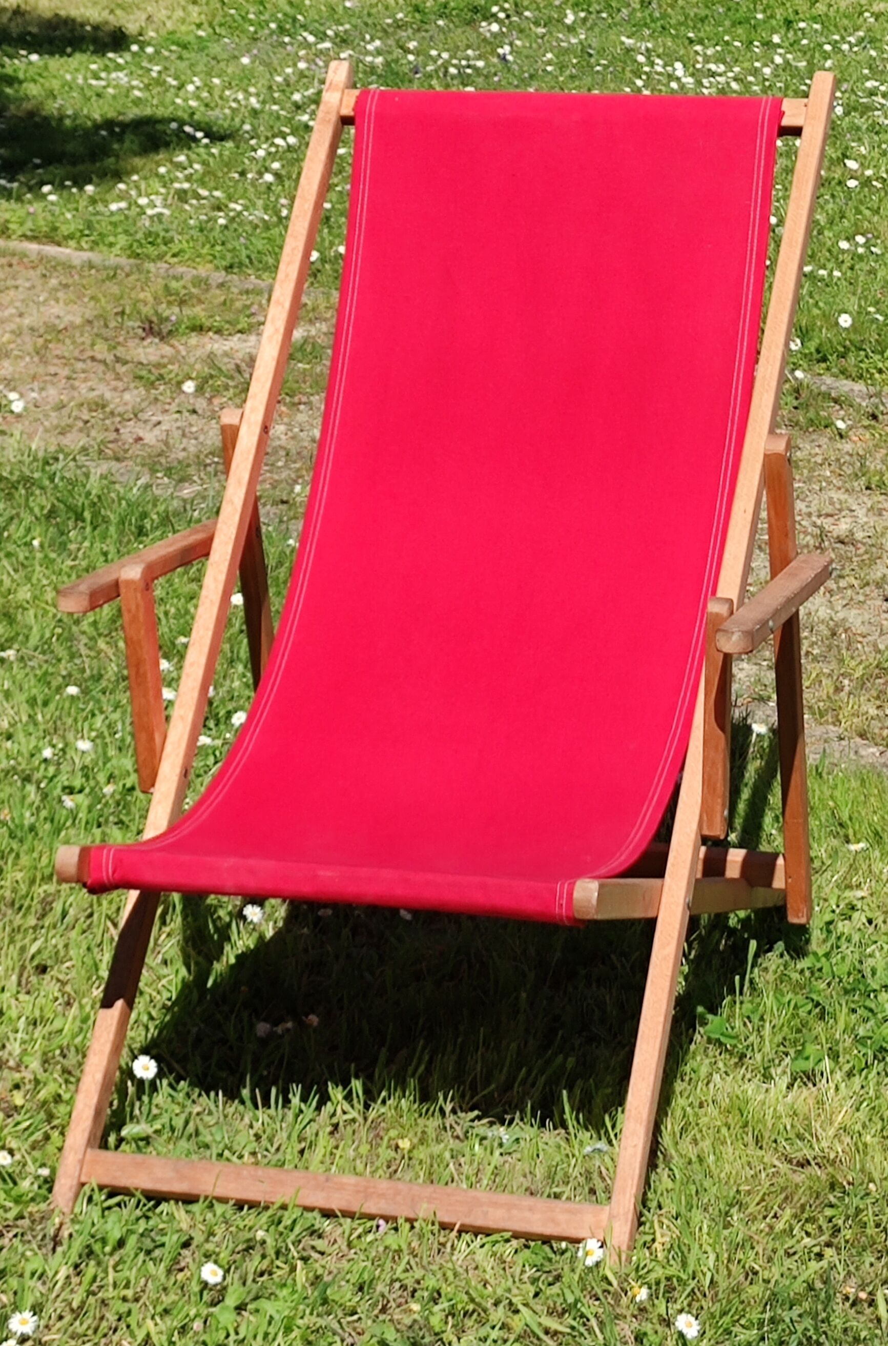 Pair of Chilean women/vintage deckchairs