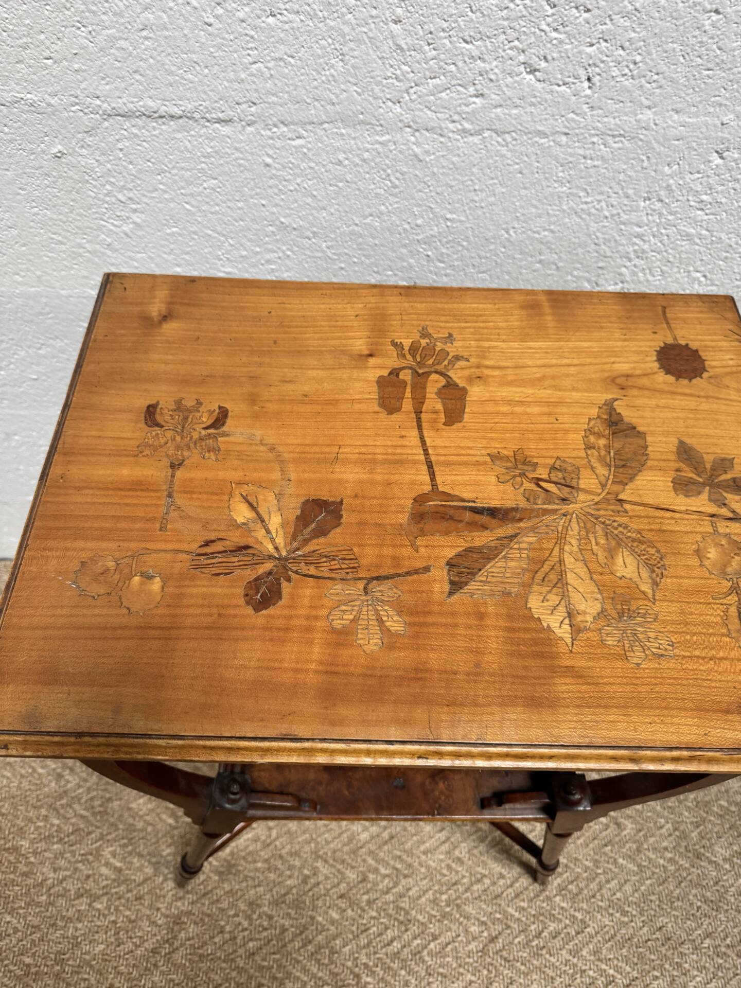 Table d’appoint / Lecture Style Esthétique Victorien, marqueterie 1880